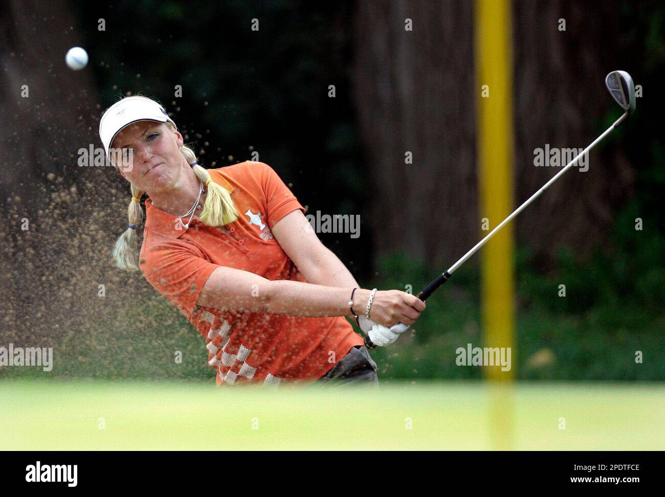 Europe's Carin Koch hits out of a bunker on the 14th hole during the foursome matches at the Solheim Cup at Crooked Stick Golf Club in Carmel, Ind., Saturday, Sept. 10, 2005. Europe's Sophie Gustafson of Sweden and Koch of Sweden defeated Laura Diaz and Wendy Ward of the United States 5 and 3. (AP Photo/Tony Dejak) Stockfoto