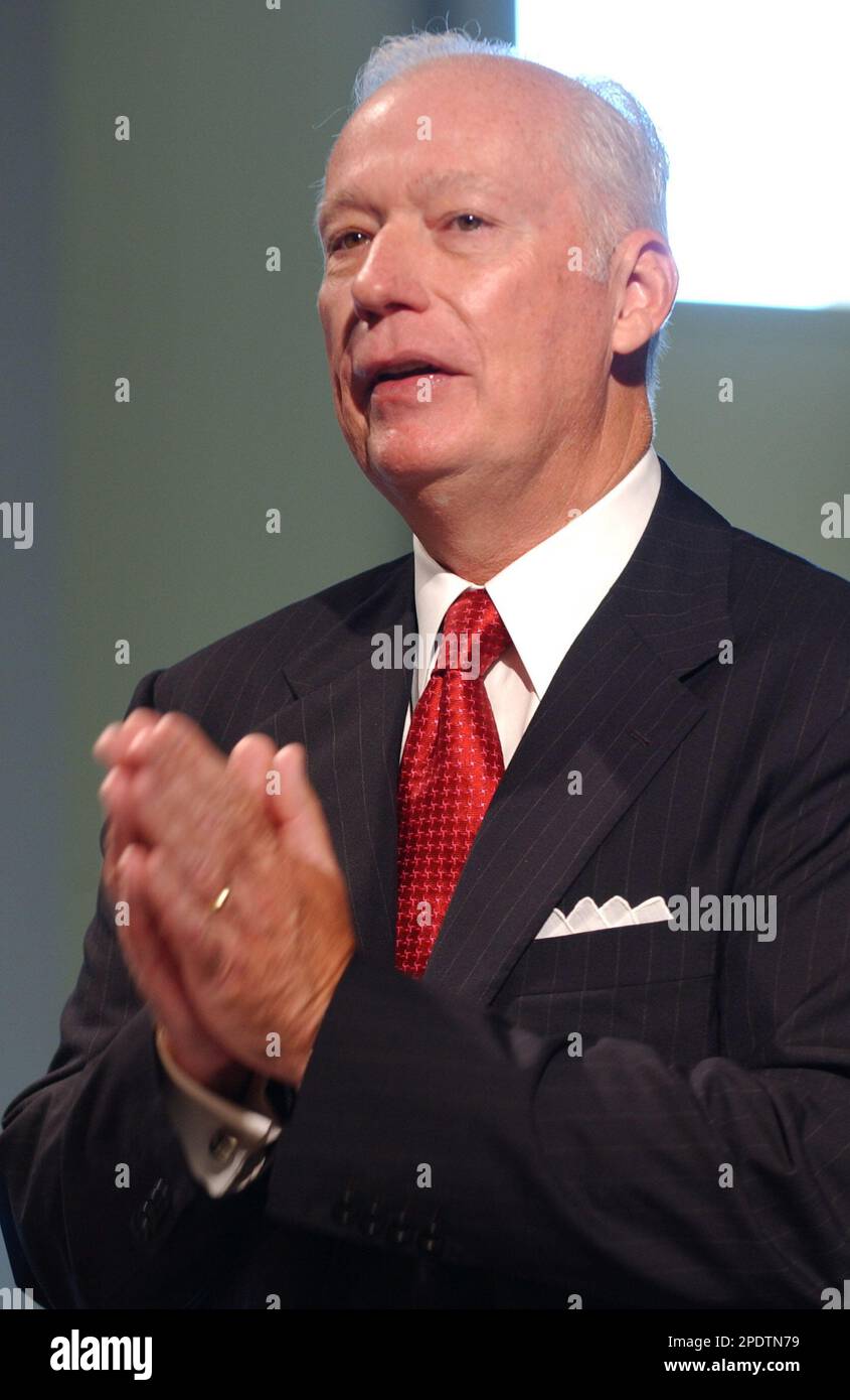 Gillette Co. President and CEO James Kilts discusses his company's merger with Proctor & Gamble during a presentation to the Greater Boston Chamber of Commerce in Boston Thursday, Sept. 8, 2005. (AP Photo/ Neal Hamberg) Stockfoto