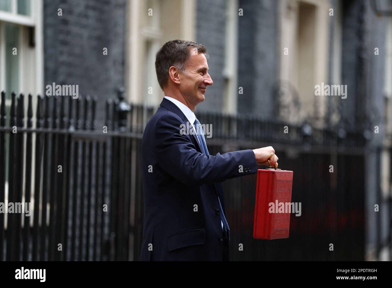 Der britische Schatzkanzler Jeremy Hunt posiert am 15. März 2023 in der Downing Street in London mit der Budgetbox. REUTERS/Hannah McKay Stockfoto