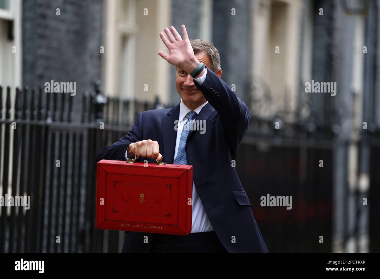 Jeremy Hunt, britischer Schatzkanzler, posiert mit der Budgetbox in der Downing Street in London, Großbritannien, 15. März 2023. REUTERS/Hannah McKay Stockfoto