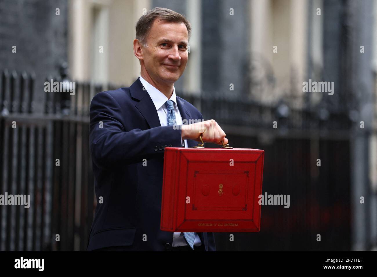 Jeremy Hunt, britischer Schatzkanzler, hält die Budgetbox, während er für Bilder in der Downing Street in London, Großbritannien, posiert. 15. März 2023. REUTERS/Hannah McKay Stockfoto