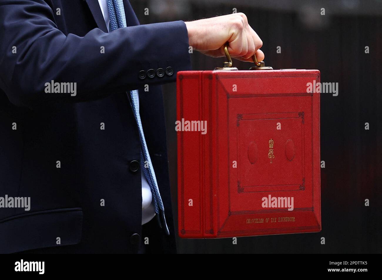 Der britische Schatzkanzler Jeremy Hunt hält die Budgetbox in der Downing Street in London, Großbritannien, 15. März 2023. REUTERS/Hannah McKay Stockfoto
