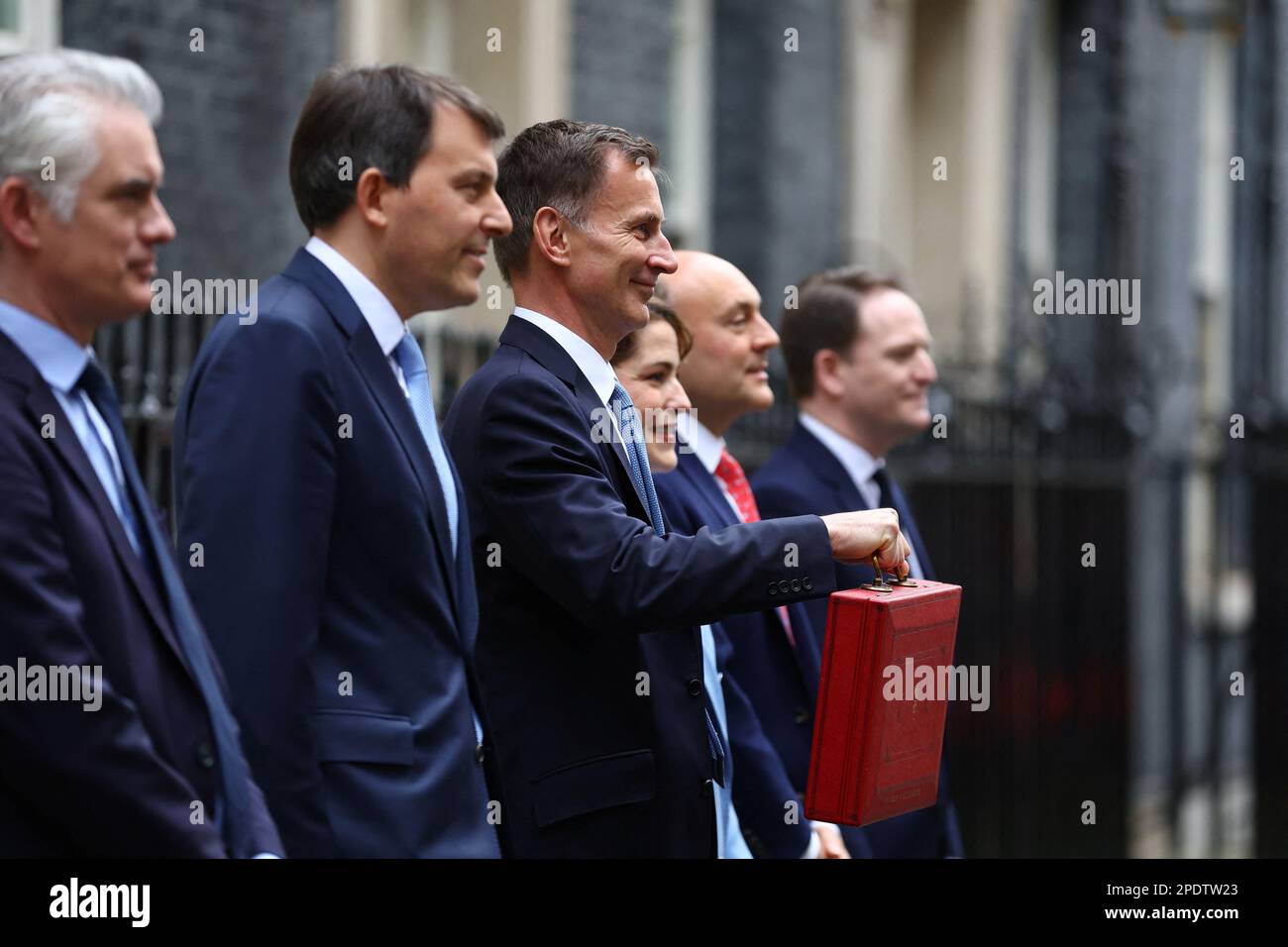 Jeremy Hunt, britischer Schatzkanzler, hält die Budgetbox, während er am 15. März 2023 in der Downing Street in London, Großbritannien, mit seinem Schatzteam posiert. REUTERS/Hannah McKay Stockfoto