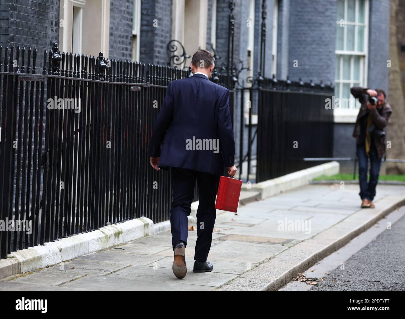 Jeremy Hunt, britischer Schatzkanzler, hält die Budgetbox, während er am 15. März 2023 auf der Downing Street in London, Großbritannien, spaziert. REUTERS/Hannah McKay Stockfoto