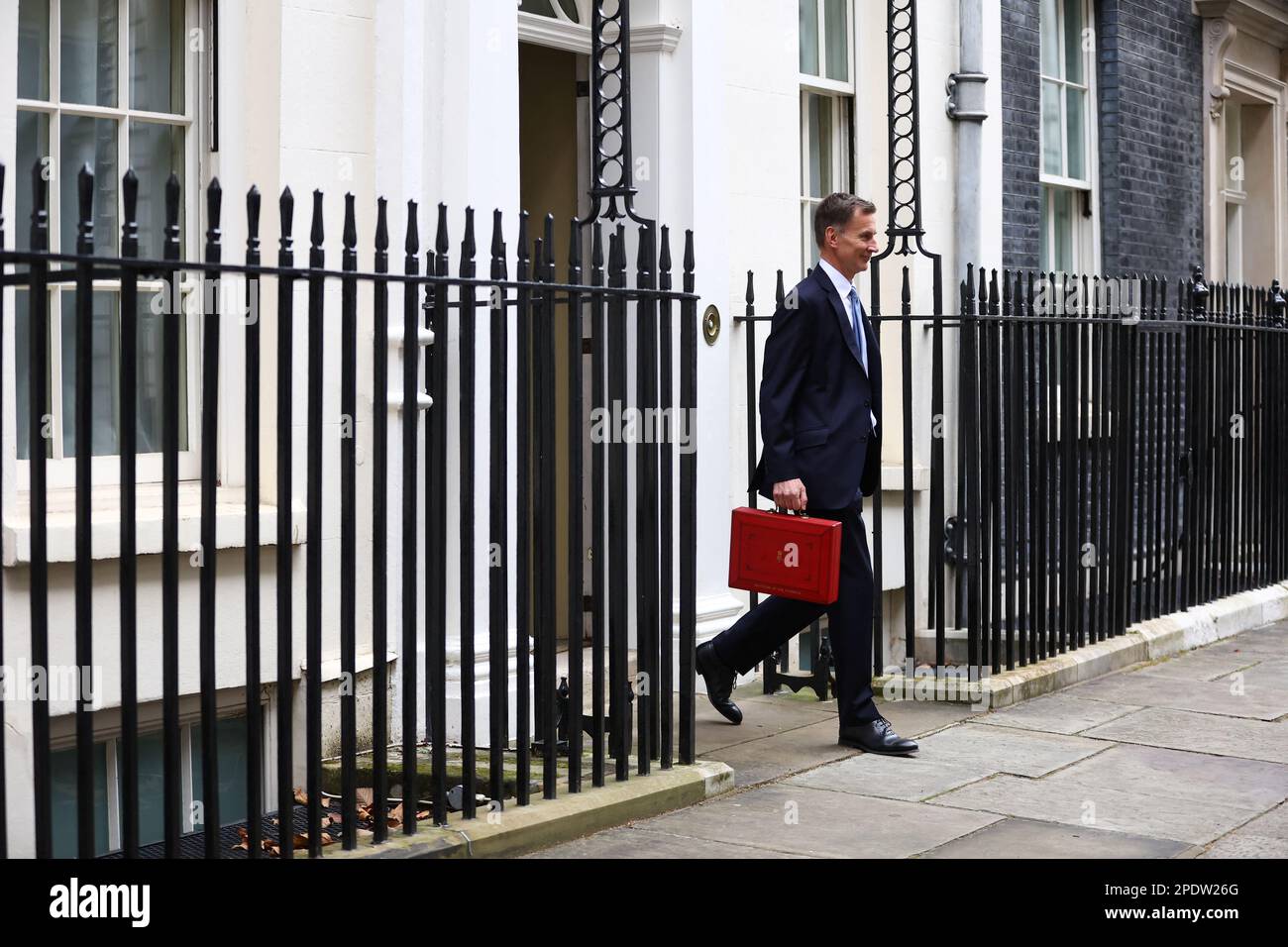 Jeremy Hunt, britischer Schatzkanzler, hält die Budgetbox, während er vor der Downing Street Nr. 11 in London, Großbritannien, am 15. März 2023 läuft. REUTERS/Hannah McKay Stockfoto