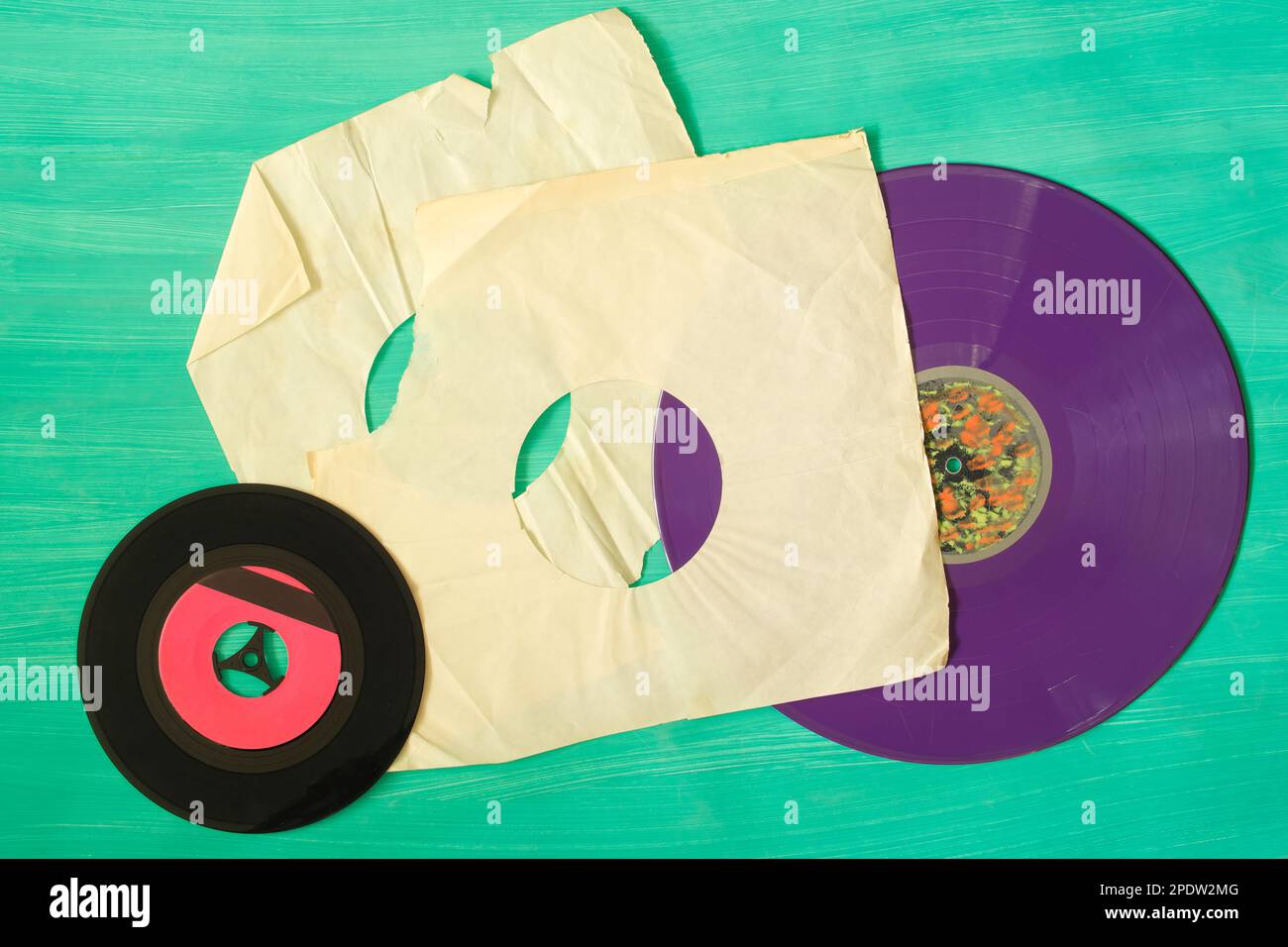 Alte schmuddelige Schallplatten mit unbeschrifteter, zerrissener Hülle und leerem Etikett, freier Platz für Kopien, isoliert auf Weiß. Stockfoto