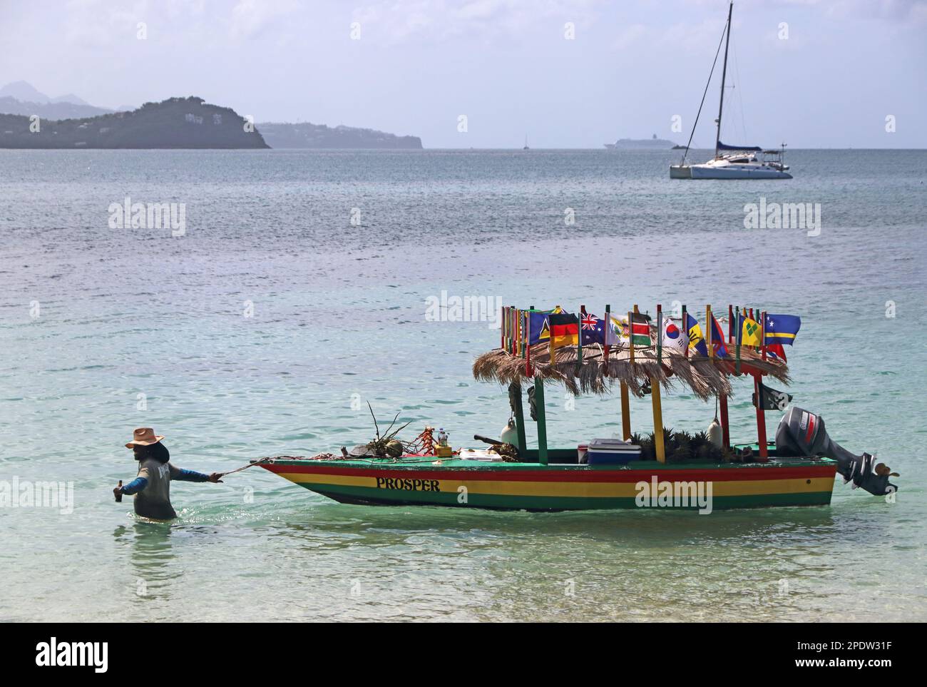 Kleines Boot, das als schwimmende Bar genutzt wird, Pigeon Island, St. Lucia Stockfoto