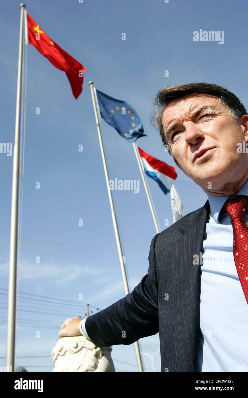 European Union Trade Commissioner Peter Mandelson standing near the Chinese flags and other european flags outside a hotel in Beijing, China, Sunday, Sept. 4, 2005. Mandelson said Sunday that talks with China on a textile dispute were going well but gave no indication if any progress was being made. (AP Photo/Ng Han Guan) Stockfoto