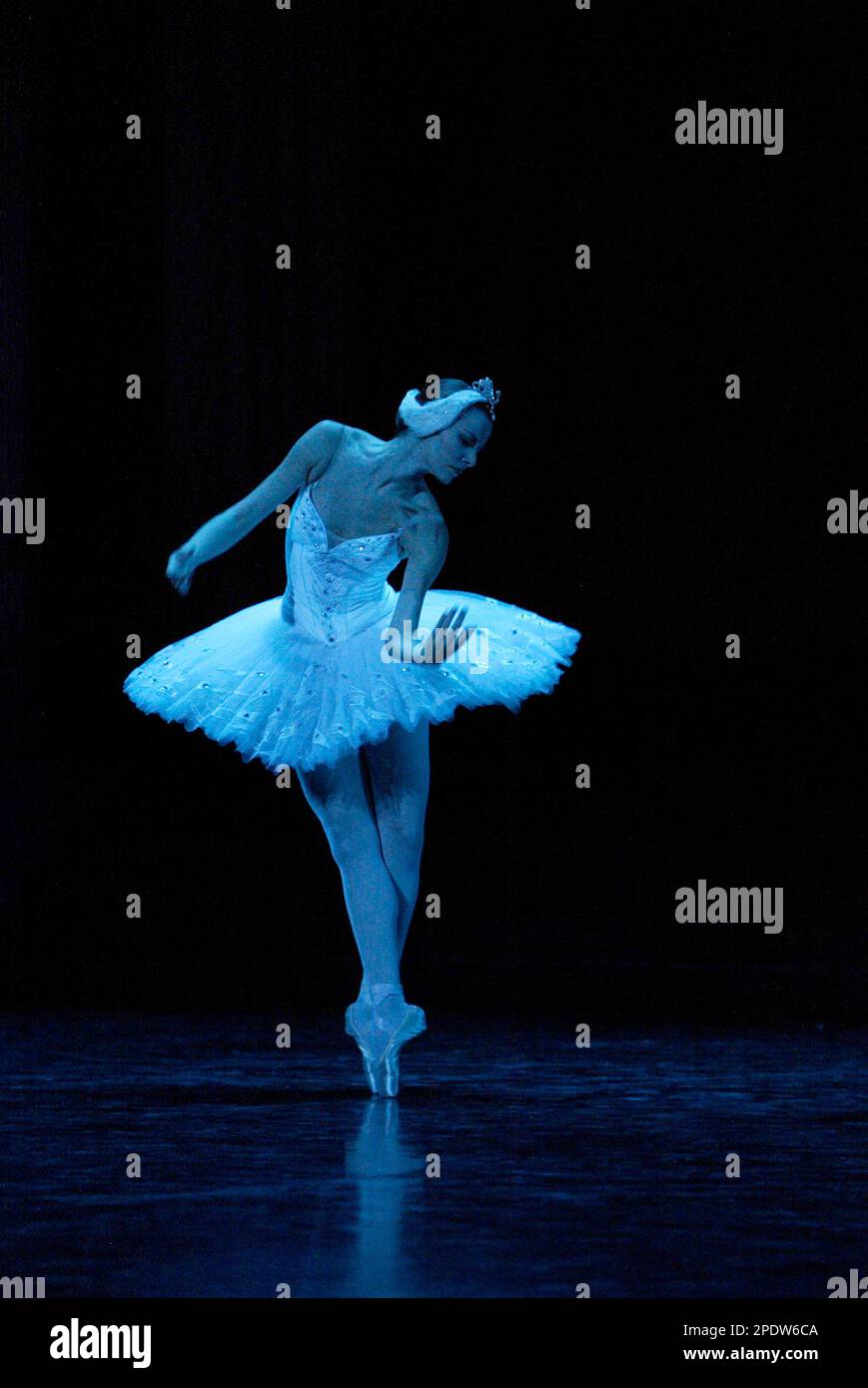 Das Paris Opera Ballet führt den Schwanensee im Rahmen seiner australischen Tour ab 16. Juni 2007 auf. Das Capitol Theatre, Sydney, Australien. 15.06.07. Stockfoto