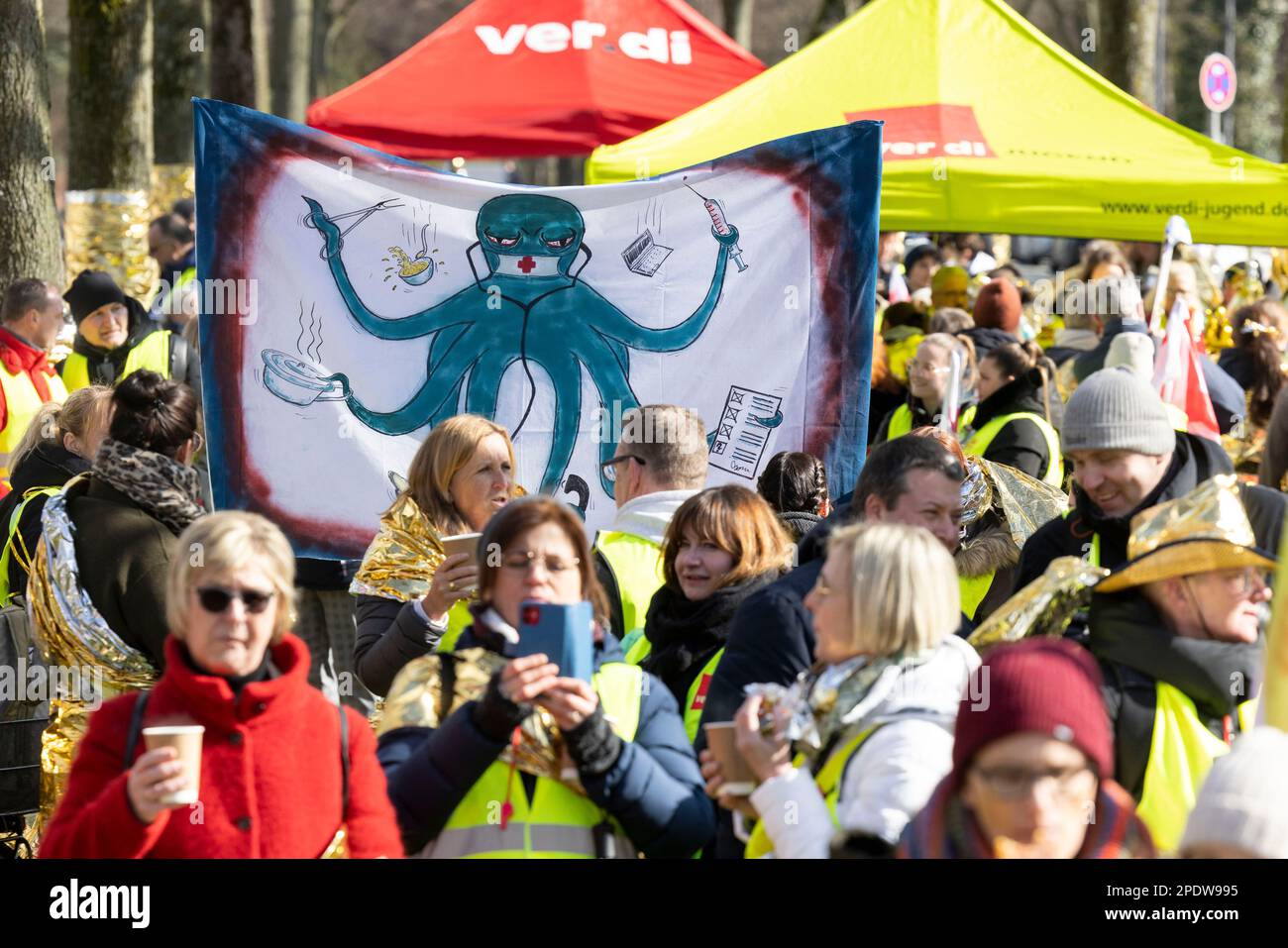 Gelsenkirchen, Deutschland. 15. März 2023. Strike's Rallye, Poster sind ausgestellt. Verdi fordert Streiks in vielen nordrhein-westfälischen Städten im Gesundheitswesen. Kredit: Christoph Reichwein/dpa/Alamy Live News Stockfoto