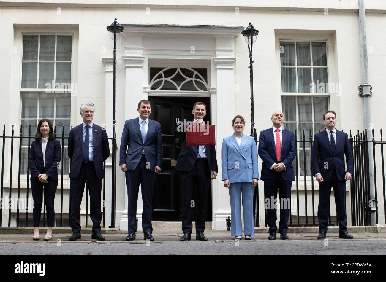 Jeremy Hunt, britischer Schatzkanzler, hält die Budgetbox, während er am 15. März 2023 in der Downing Street in London, Großbritannien, mit seinem Schatzteam posiert. REUTERS/Hannah McKay Stockfoto