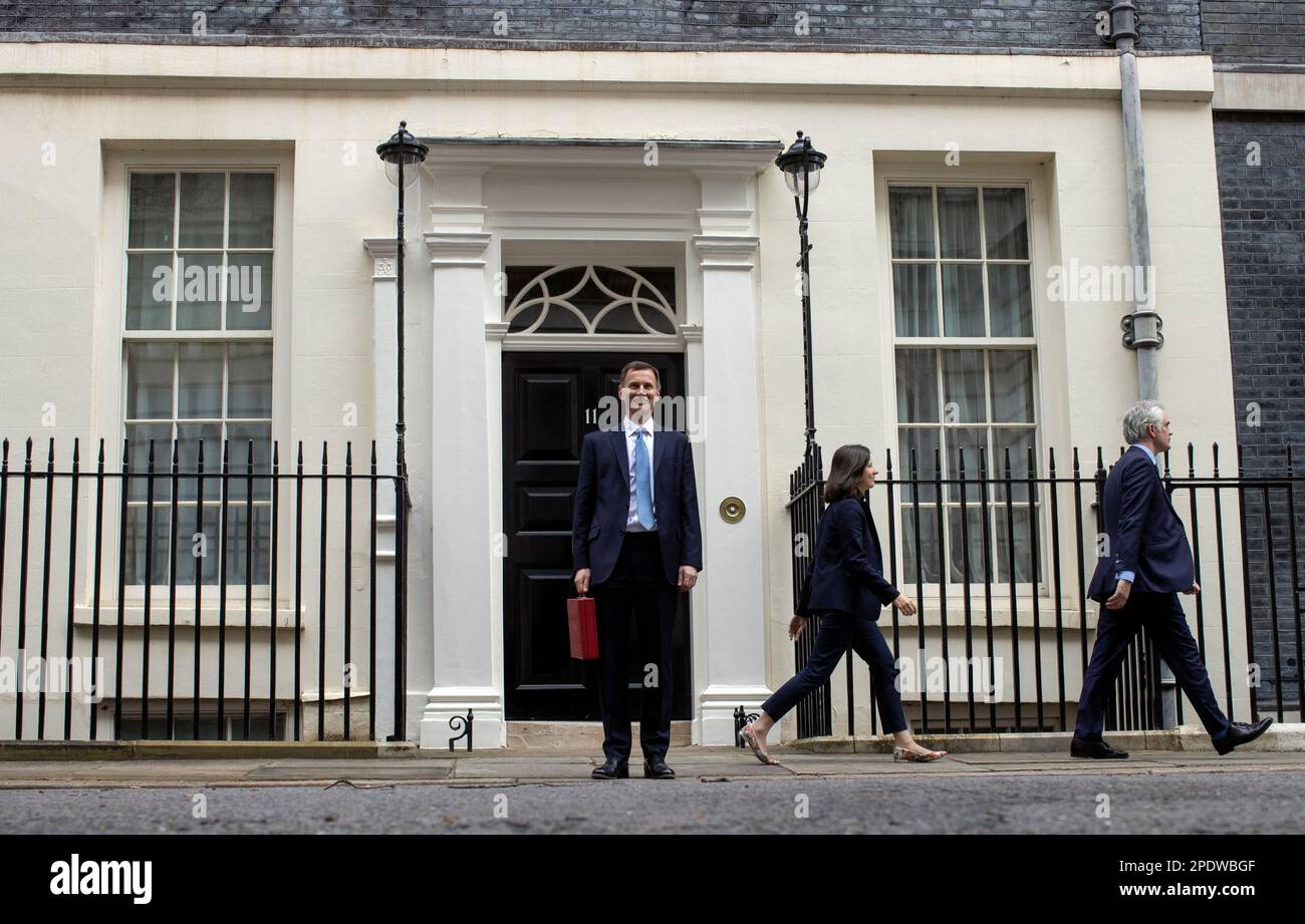 Jeremy Hunt, britischer Schatzkanzler, hält die Budgetbox, während er am 15. März 2023 in der Downing Street in London, Großbritannien, postet. REUTERS/Hannah McKay Stockfoto