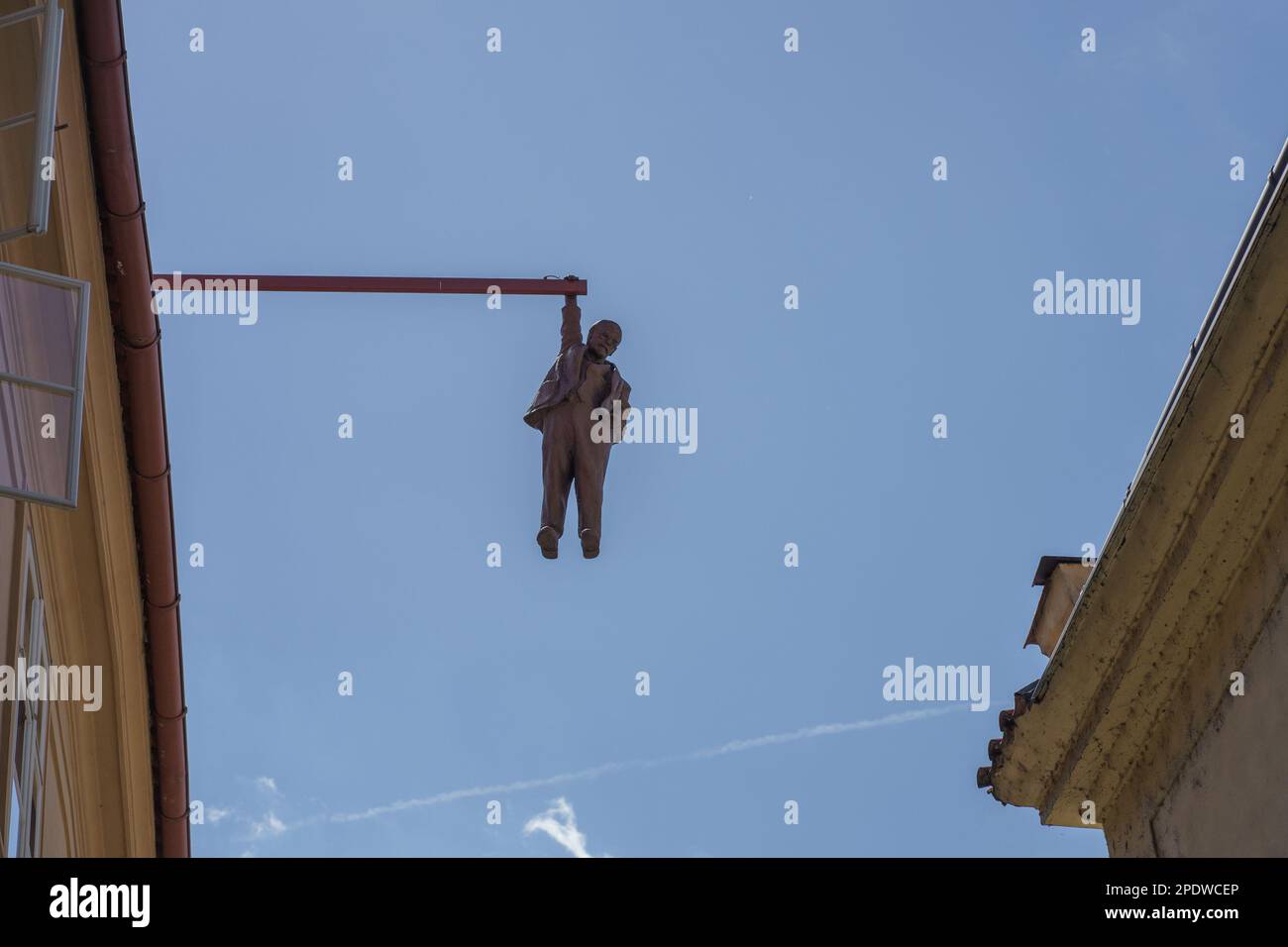 PRAG, TSCHECHISCHE REPUBLIK. 29. Juli 2020. „Man Hanging Out“, Statue aus dem Jahr 1996 über der Prager Altstadt. Kredit: Ant Palmer/Alamy Stockfoto
