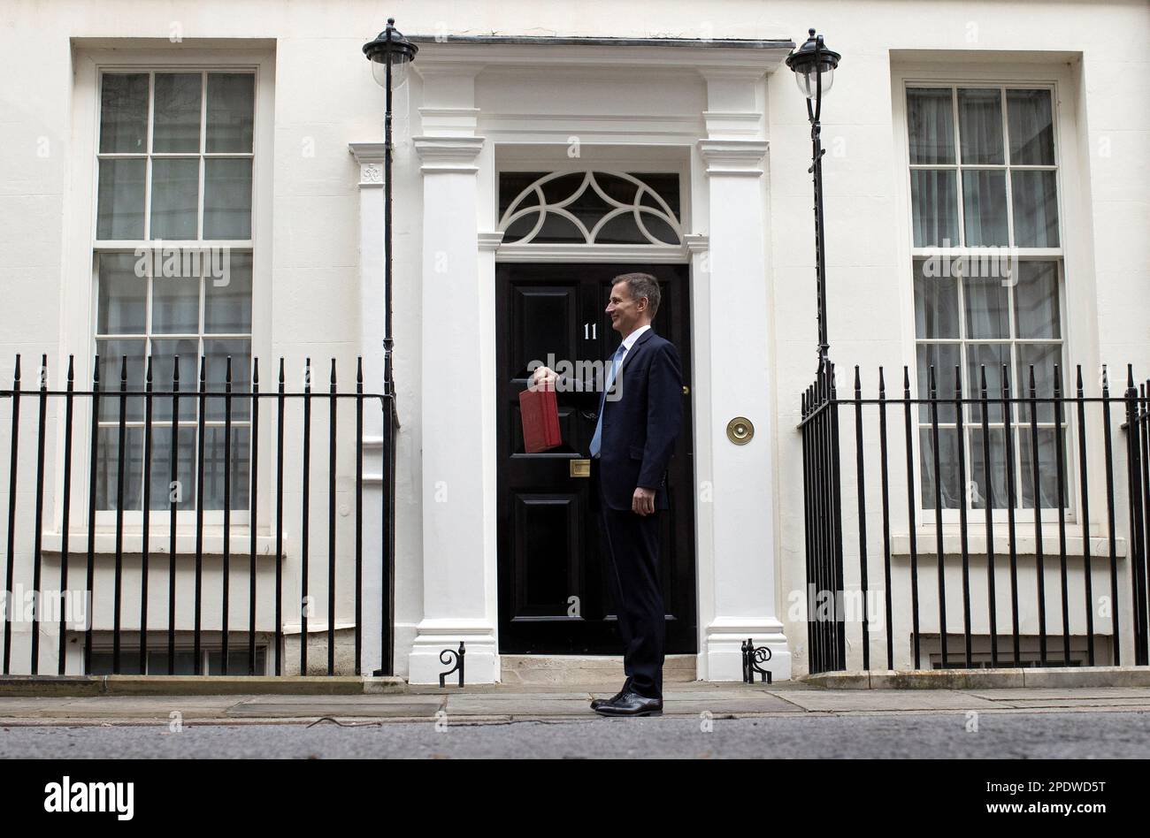 Jeremy Hunt, britischer Schatzkanzler, hält die Budgetbox, während er am 15. März 2023 in der Downing Street in London, Großbritannien, postet. REUTERS/Hannah McKay Stockfoto