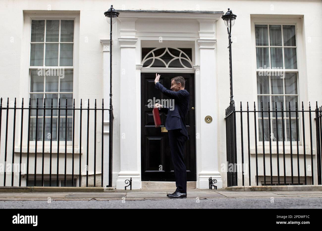 Jeremy Hunt, britischer Schatzkanzler, hält die Budgetbox, während er am 15. März 2023 in der Downing Street in London, Großbritannien, postet. REUTERS/Hannah McKay Stockfoto