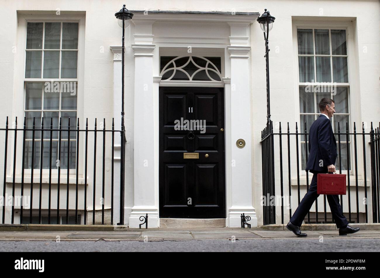 Jeremy Hunt, britischer Schatzkanzler, hält die Budgetbox, während er am 15. März 2023 in der Downing Street in London, Großbritannien, spaziert. REUTERS/Hannah McKay Stockfoto