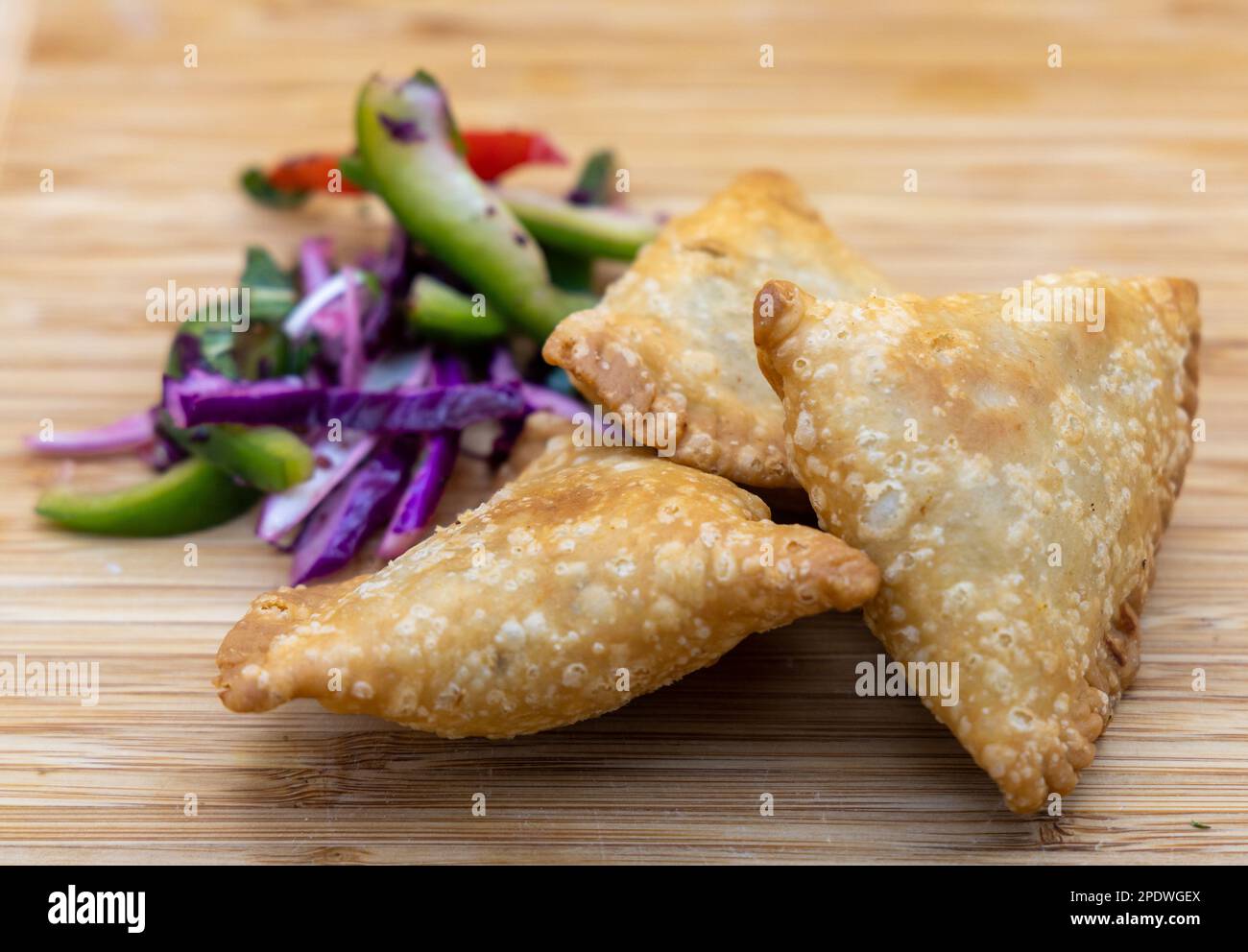 Samosa - Punjabi Samosa mit Salat Stockfoto