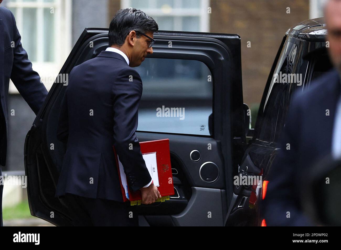 Der britische Premierminister Rishi Sunak steigt am 15. März 2023 in der Downing Street in London in ein Auto. REUTERS/Hannah McKay Stockfoto