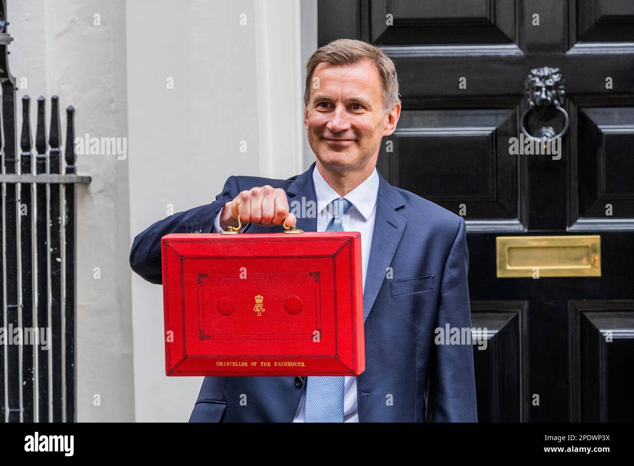 London, Großbritannien. 15. März 2023. Der Finanzminister Jeremy Hunt verlässt die Downing Street, um dem Parlament seinen Frühjahrshaushalt zur Verfügung zu stellen, da die Krise der Lebenshaltungskosten andauert. Kredit: Guy Bell/Alamy Live News Stockfoto