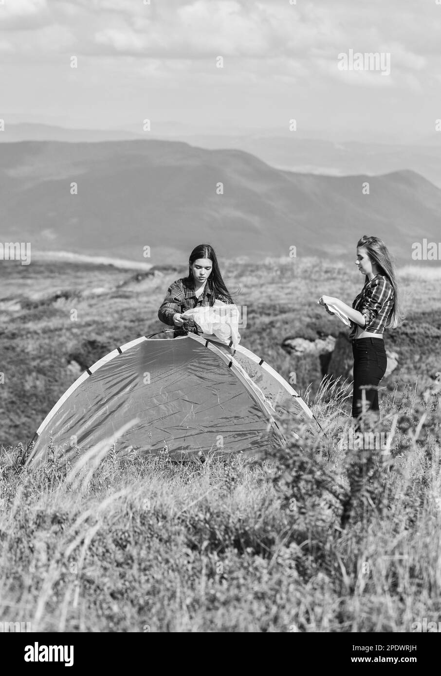 Befolgen Sie die Anweisungen. Teamwork-Konzept. Wanderaktivitäten. Hilfreich haben Partner für Aufzucht Zelt. Camping Wandern. Erforderliche Strukturkomponenten anbringen Stockfoto