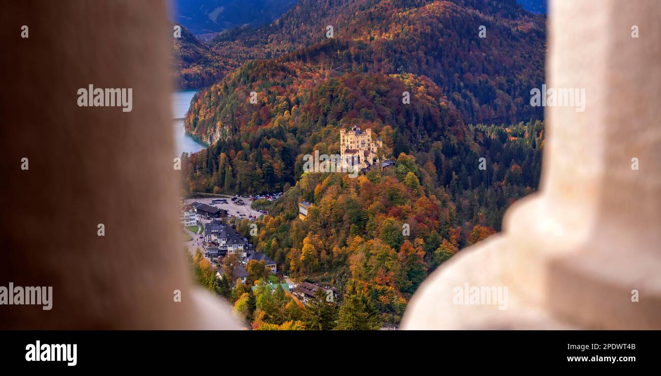 Schloss Hohenschwangau Blick vom Schloss Neuschwanstein,Palast im neo-romanischen Stil aus dem 19. Jahrhundert, Schwangau, Füssen, Ostallgäu, Bayern, Keim Stockfoto