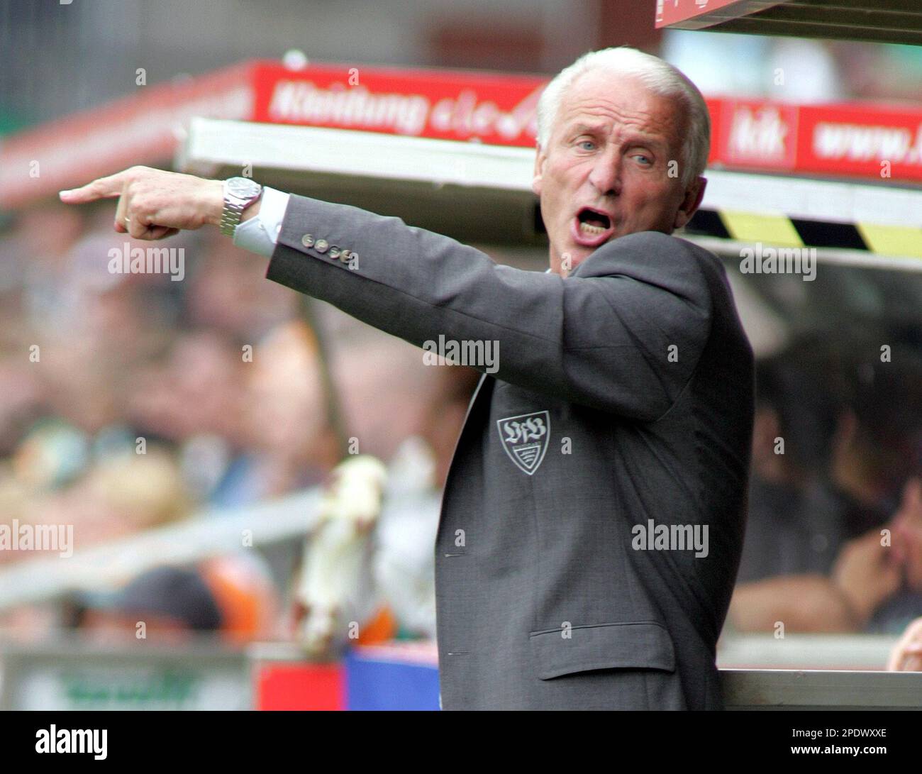 Stuttgart's Italian coach Giovanni Trapattoni reacts at the sideline during the Bundesliga soccer match between Werder Bremen and VfB Stuttgart at the Weser stadium in Bremen, northern Germany, Saturday, Aug. 27, 2005. (AP Photo/Joerg Sarbach) Stockfoto