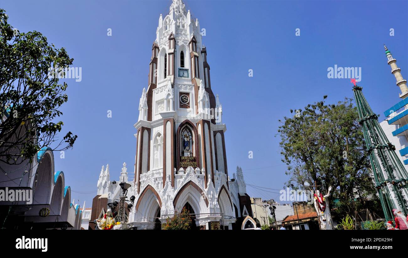 Bangalore, Karnataka, Indien-Januar 01 2023: Katholische Christen in der statue st. mary in der Basilika St. marys oder der Kirche Velankannimatha. Stockfoto