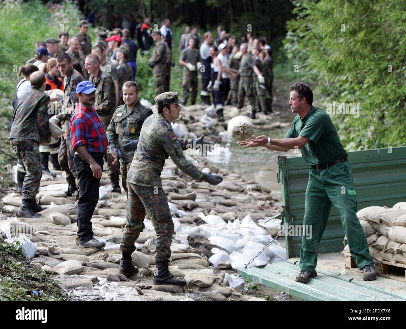Helfer und Soldaten der Bundeswehr verstaerken am Mittwoch, 24. August