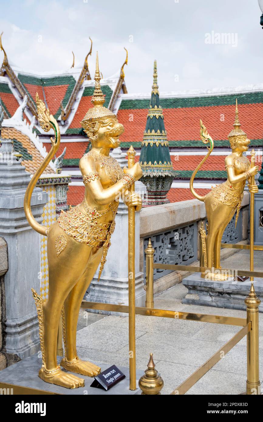Goldene Statue von Kinnari , mythische Kreatur halb Mensch Halbvogel, im Tempel des Smaragd-Buddha, Grand Palace Komplex, Bangkok Stockfoto