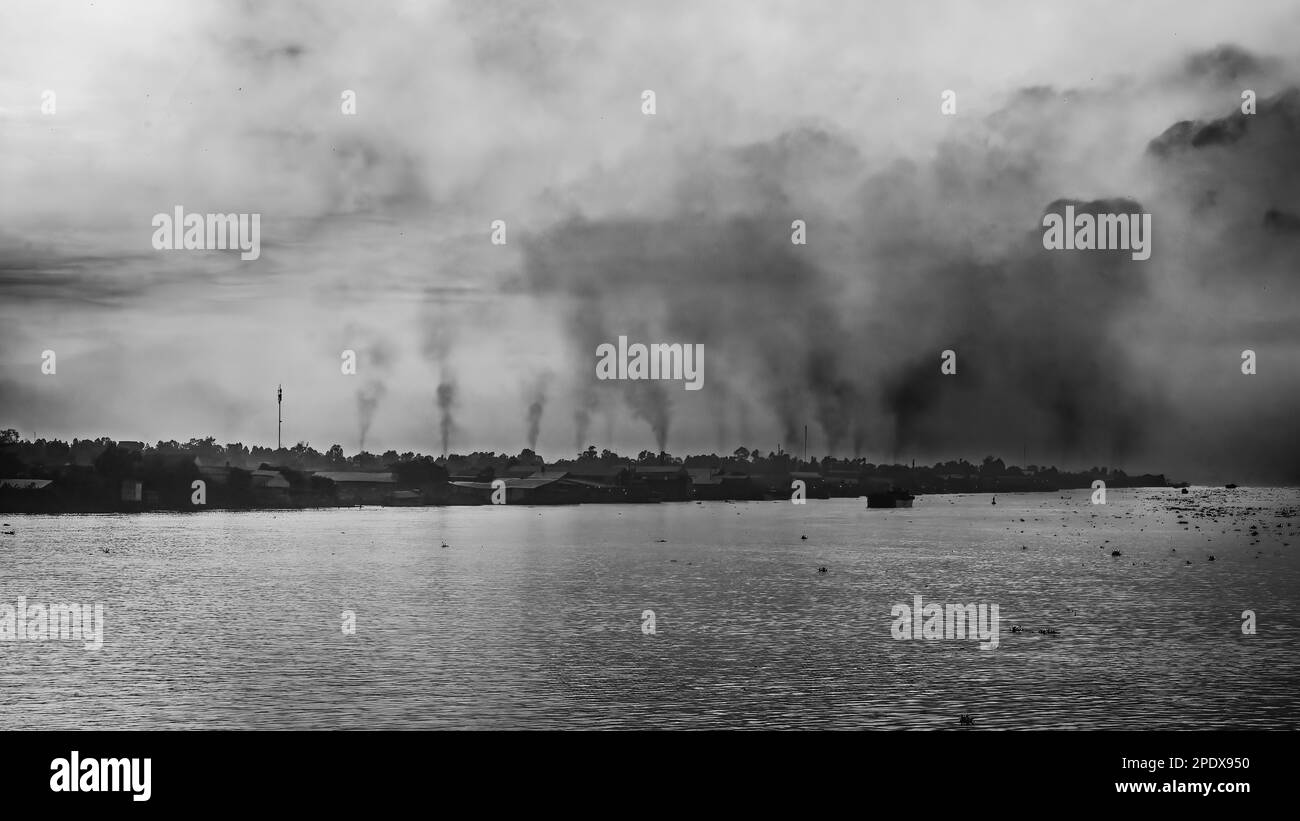 Eine Decke aus verunreinigtem Smog, der durch das Aufstoßen von Schornsteinen in Ziegelöfen am Mekong bei Long Xuyen in einer Provinz Giang, Vietnam, verursacht wurde. Stockfoto