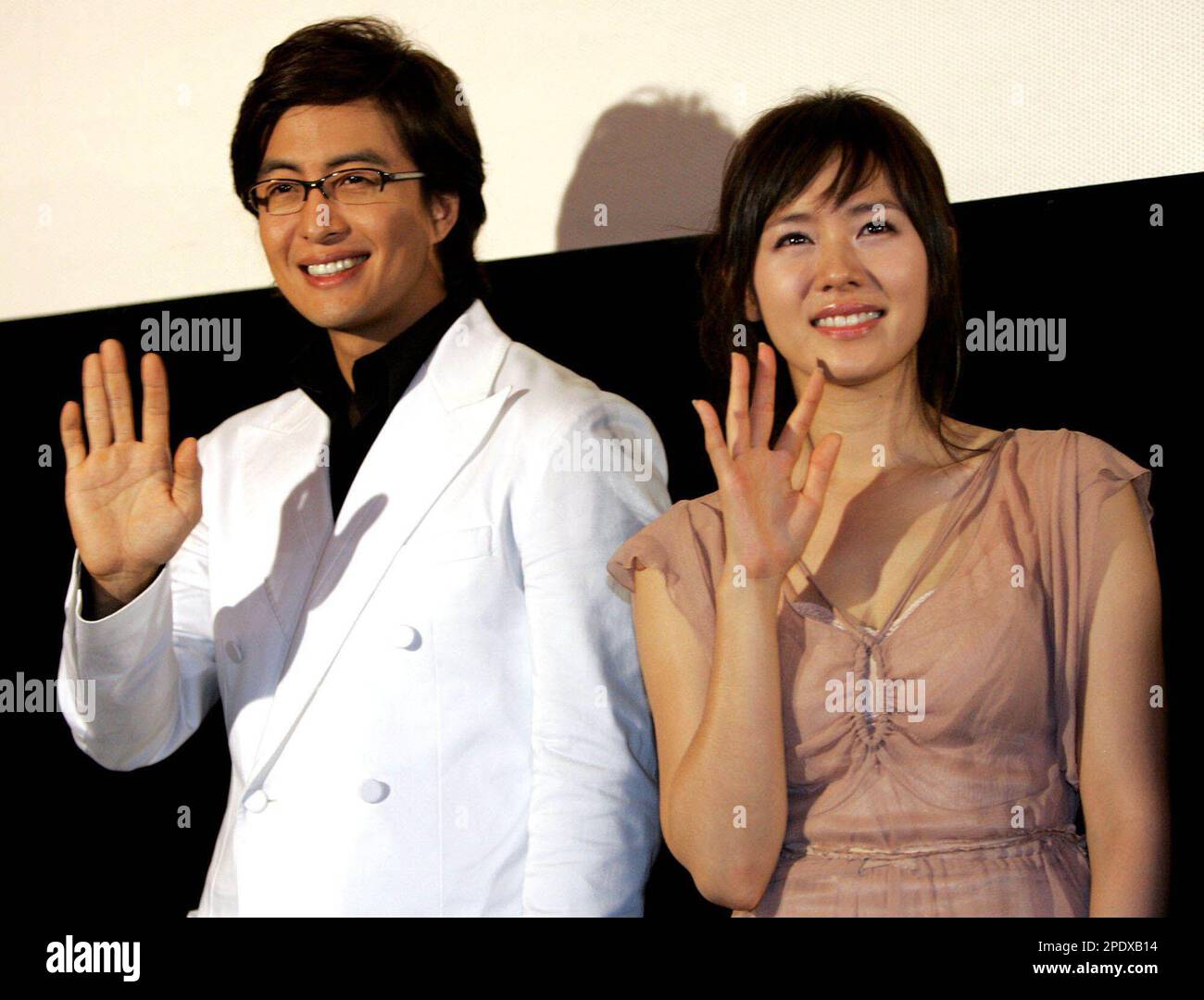 South Korean actor Bae Yong-joon and actress Son Ye-jin wave to the media during a cinema preview of their latest movie "April Snow" at a theater in Seoul, Tuesday, Aug. 23, 2005. The movie "April Snow" will open simultaneously Sept. 8 in countries in Asia. (AP Photo/Ahn Young-joon) Stockfoto