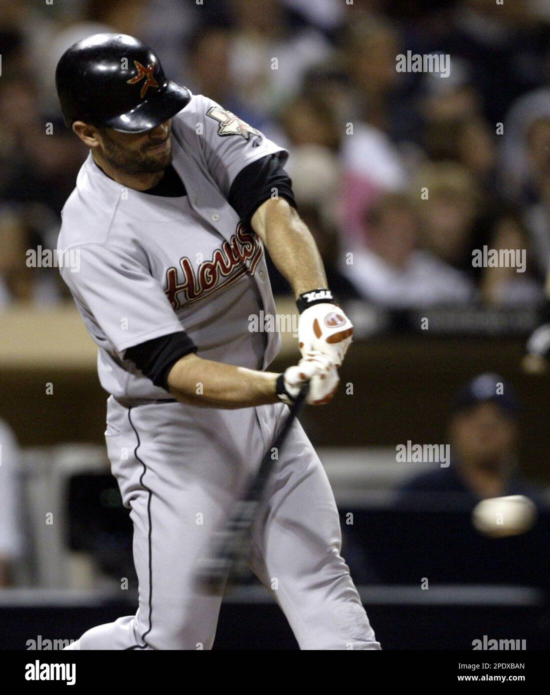Houston Astros' Chris Burke rips an RBI double in the fourth inning against the San Diego Padres Monday, Aug. 22, 2005, in San Diego. (AP Photo/Lenny Ignelzi) Stockfoto