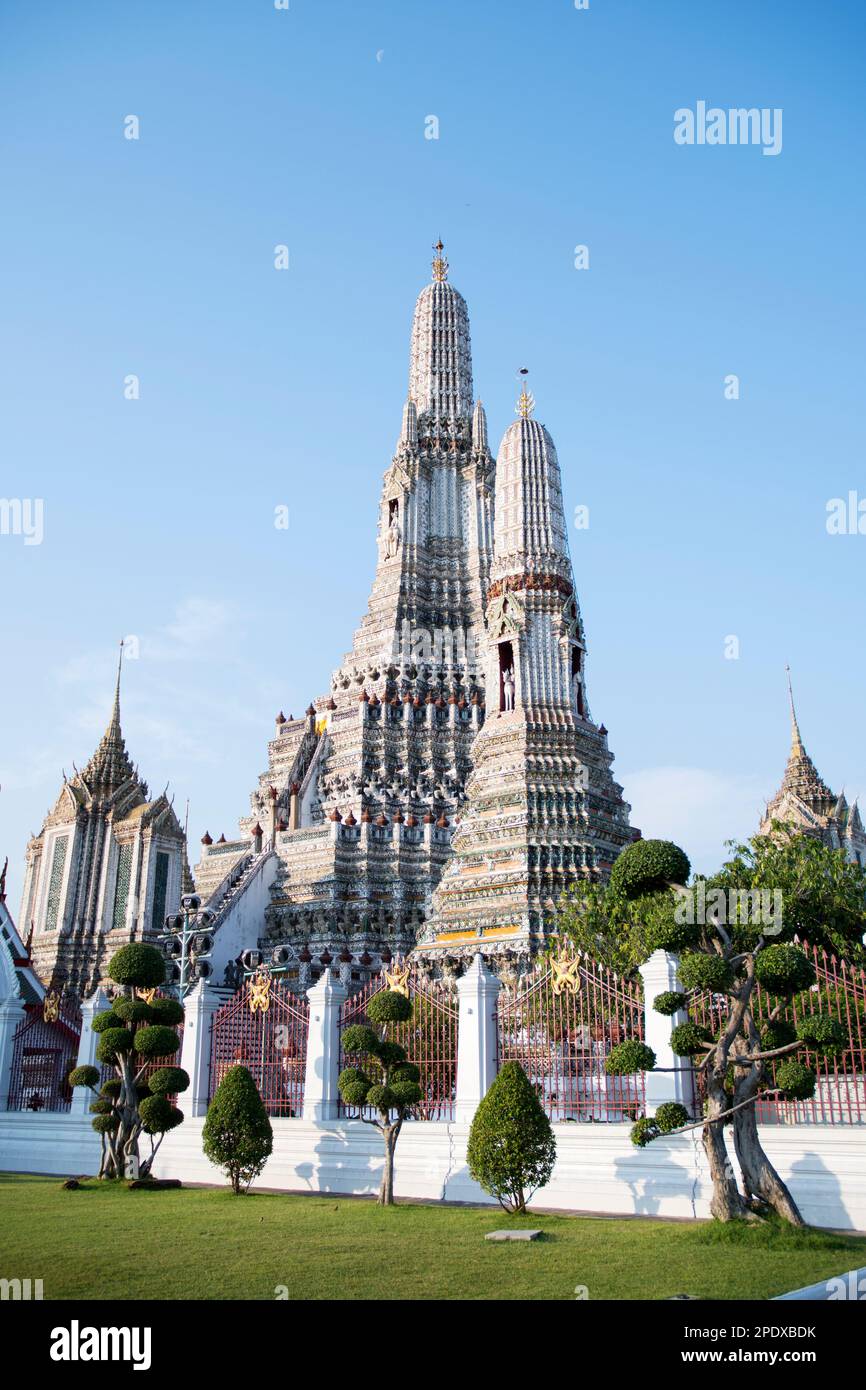 Wat Arun oder Tempel der Morgenröte ist ein buddhistischer Tempel in Bangkok. Wat Arun ist eines der bekanntesten Wahrzeichen Thailands Stockfoto