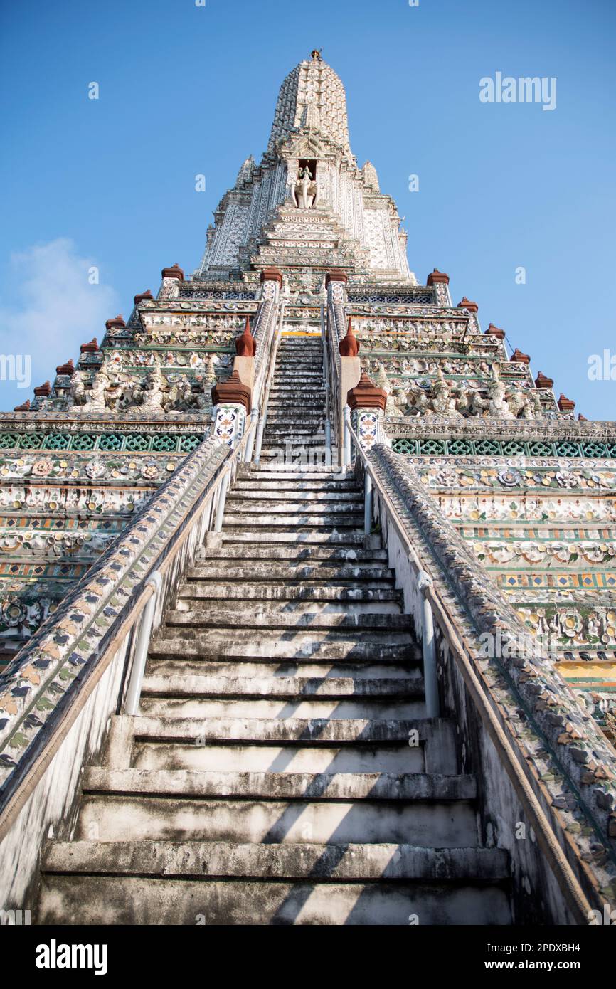 Beeindruckende architektonische Details des Wat Arun (Tempel der Morgenröte) in Bangkok. Dieses Wahrzeichen von Wat Arun ist ein 70 Meter hoher Tempelturm, ein Stupa-ähnliches Stockfoto