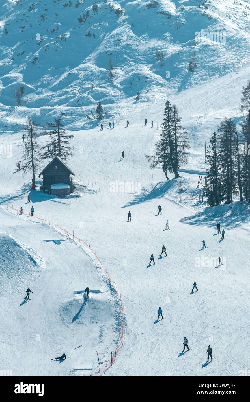 Eine große Gruppe von Skifahrern genießt einen sonnigen Wintertag auf der Skipiste, unbekannte Leute beim Skifahren Stockfoto