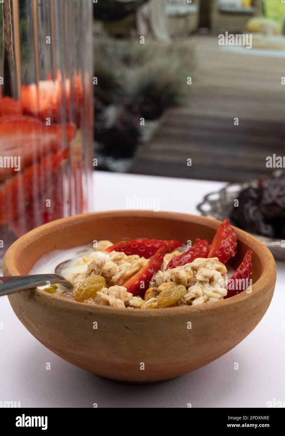 Gesundes Frühstück - Cerealien Hafer, Erdbeere, Honig mit Joghurt Nüsse in der Tonschüssel Stockfoto