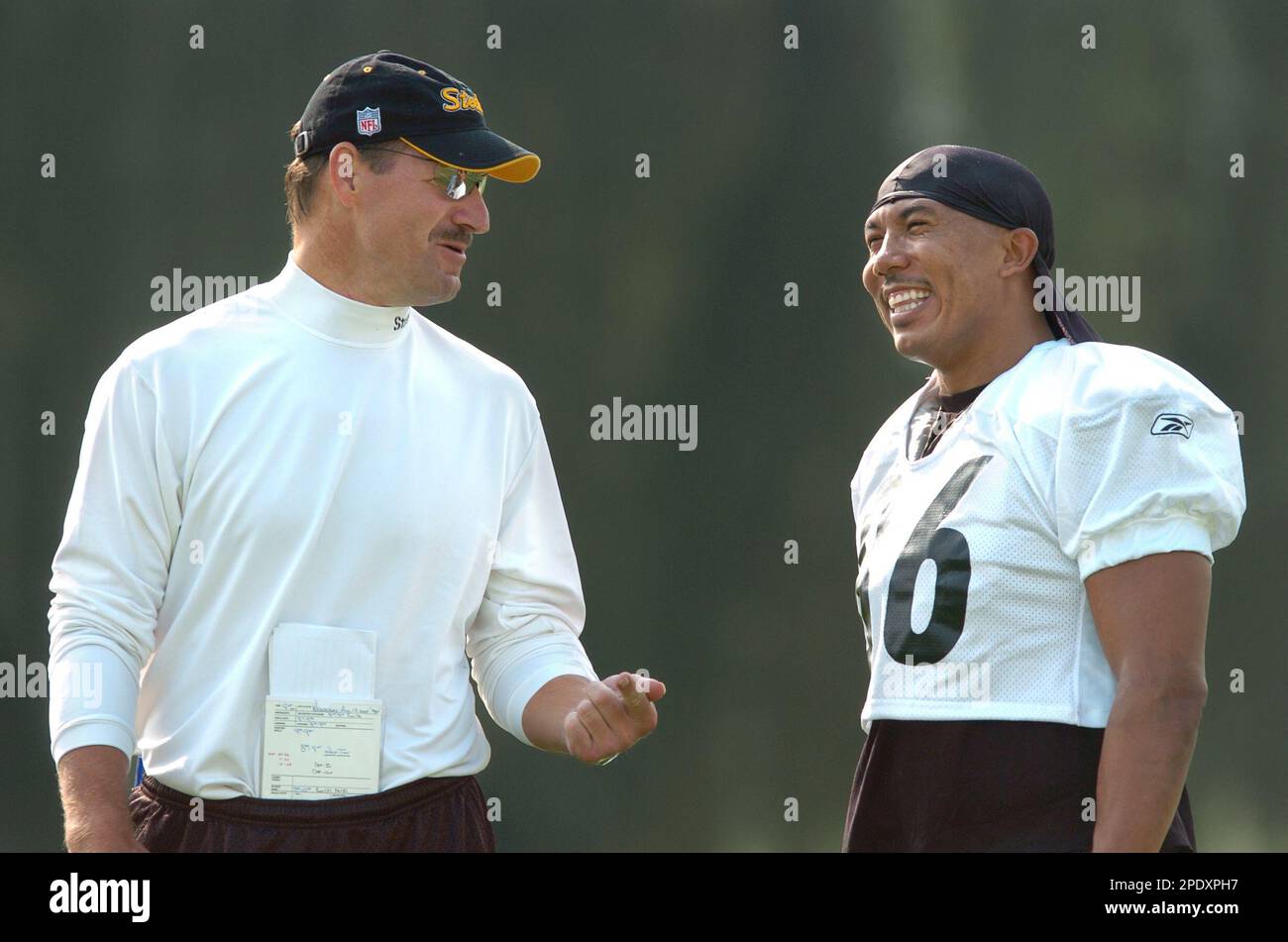 Pittsburgh Steelers coach Bill Cowher, left, shares a laugh with receiver Hines Ward during morning practice Wednesday, Aug. 17, 2005, at St. Vincent College in Latrobe, Pa. (AP Photo/Tribune Review, Chaz Palla) Stockfoto