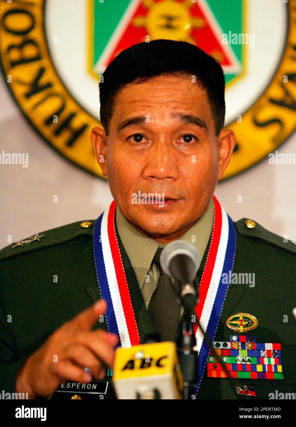 New Philippine Army chief Maj. Gen. Hermogenes Esperon gestures during a news conference at its headquarters, south of Manila, following his assumption of command of the 75,000-strong army in ceremony Wednesday August 17, 2005. Esperon announced Wednesday the all-out offensive against the Muslim extremist Abu Sayyaf following a directive from President Gloria Macapagal Arroyo to "finish off" the al-Qaeda-linked terrorist group. (AP Photo/Bullit Marquez) Stockfoto