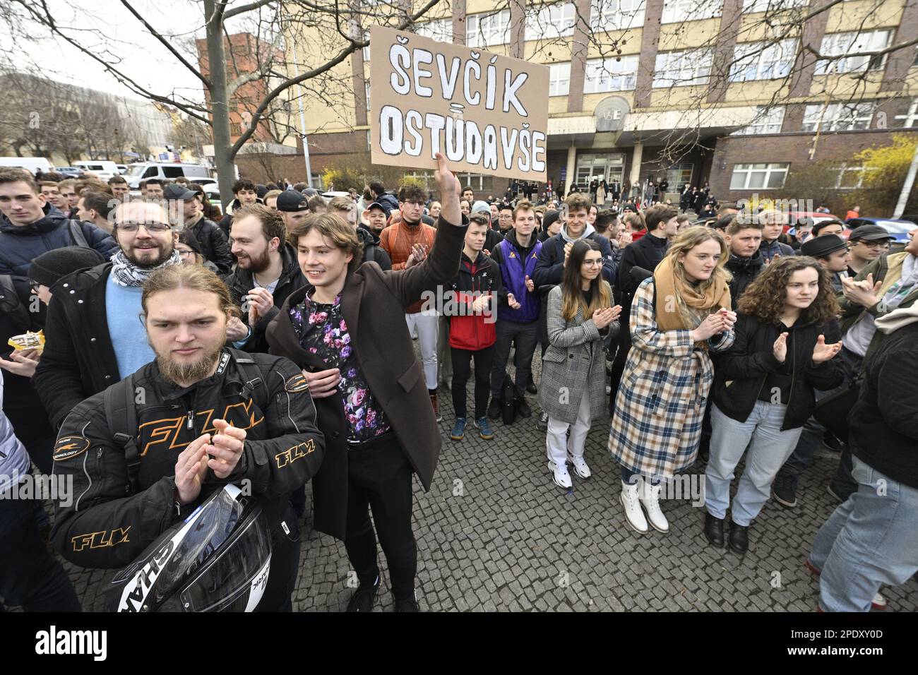 Prag, Tschechische Republik. 15. März 2023. Demonstration, in der die umstrittene Wirtschaftsfakultät Dean Miroslav Sevcik zum Rücktritt aufgefordert wird, organisiert von VSE-Studenten in Prag, Tschechische Republik, 15. März 2023. Die Prager Universität für Wirtschaft und Wirtschaft (VSE) will ihn wegen seiner langfristigen öffentlichen Darbietungen entlassen. Kredit: VIT Simanek/CTK Photo/Alamy Live News Stockfoto