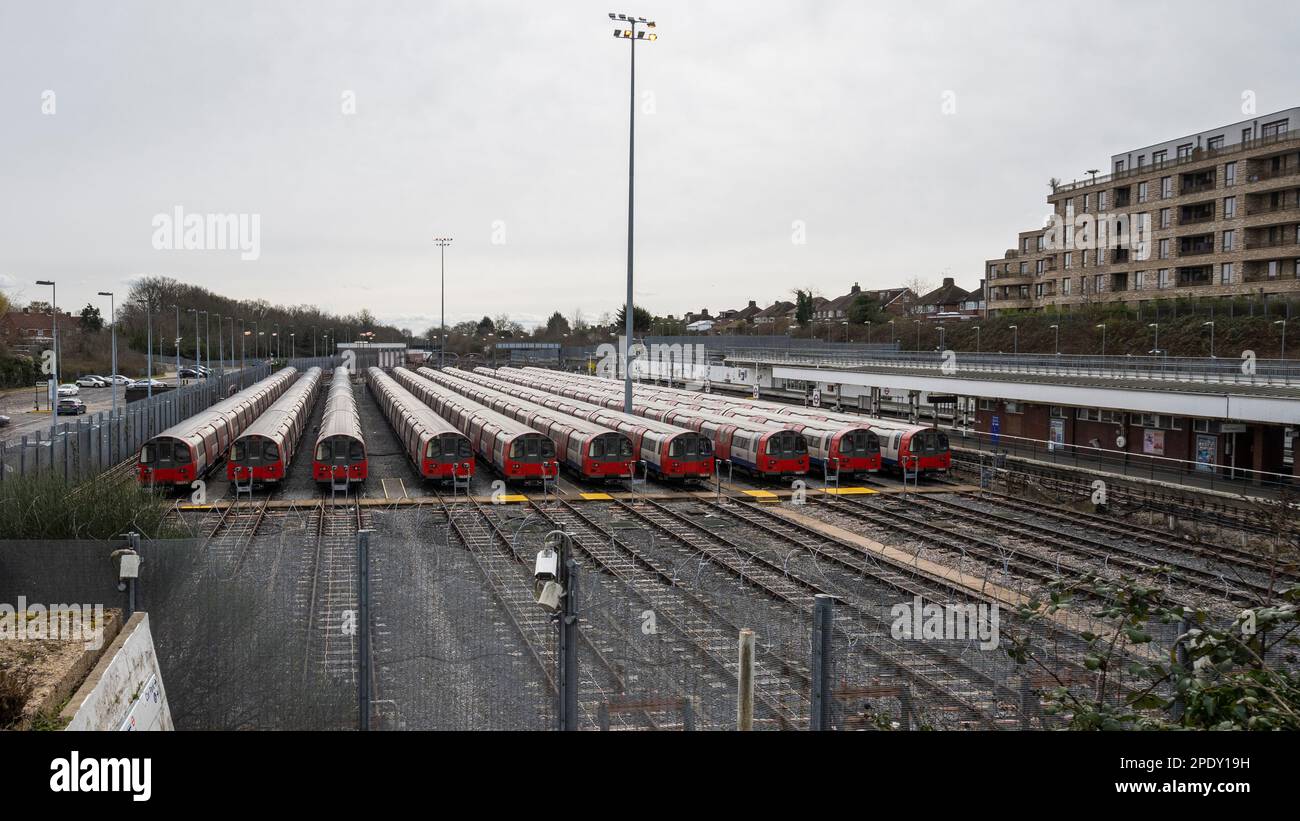 London, Großbritannien. 15. März 2023 Die U-Bahn-Station Stanmore am Ende der Jubilee-Linie parkt. Laut Transport for London ist bei einem Streik von Fahrern der ASLEF und der Gewerkschaften Rail, Maritime and Transport (RMT) auf keiner der U-Bahn-Linien ein Service zu verzeichnen. Die Streikenden fordern bessere Bezahlung und Bedingungen. Kredit: Stephen Chung / Alamy Live News Stockfoto