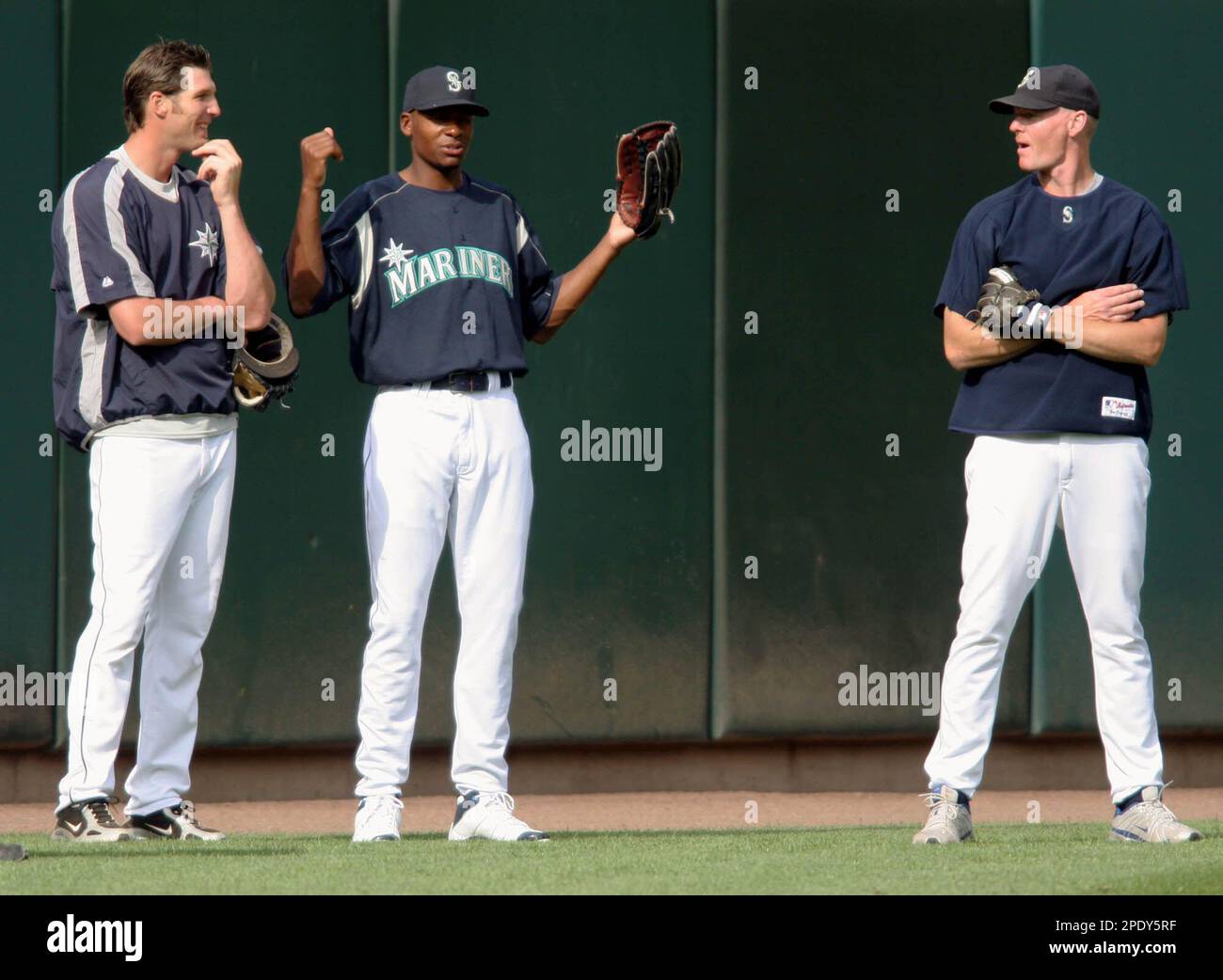 Seattle SuperSonics' Ray Allen, center, talks with Seattle Mariners