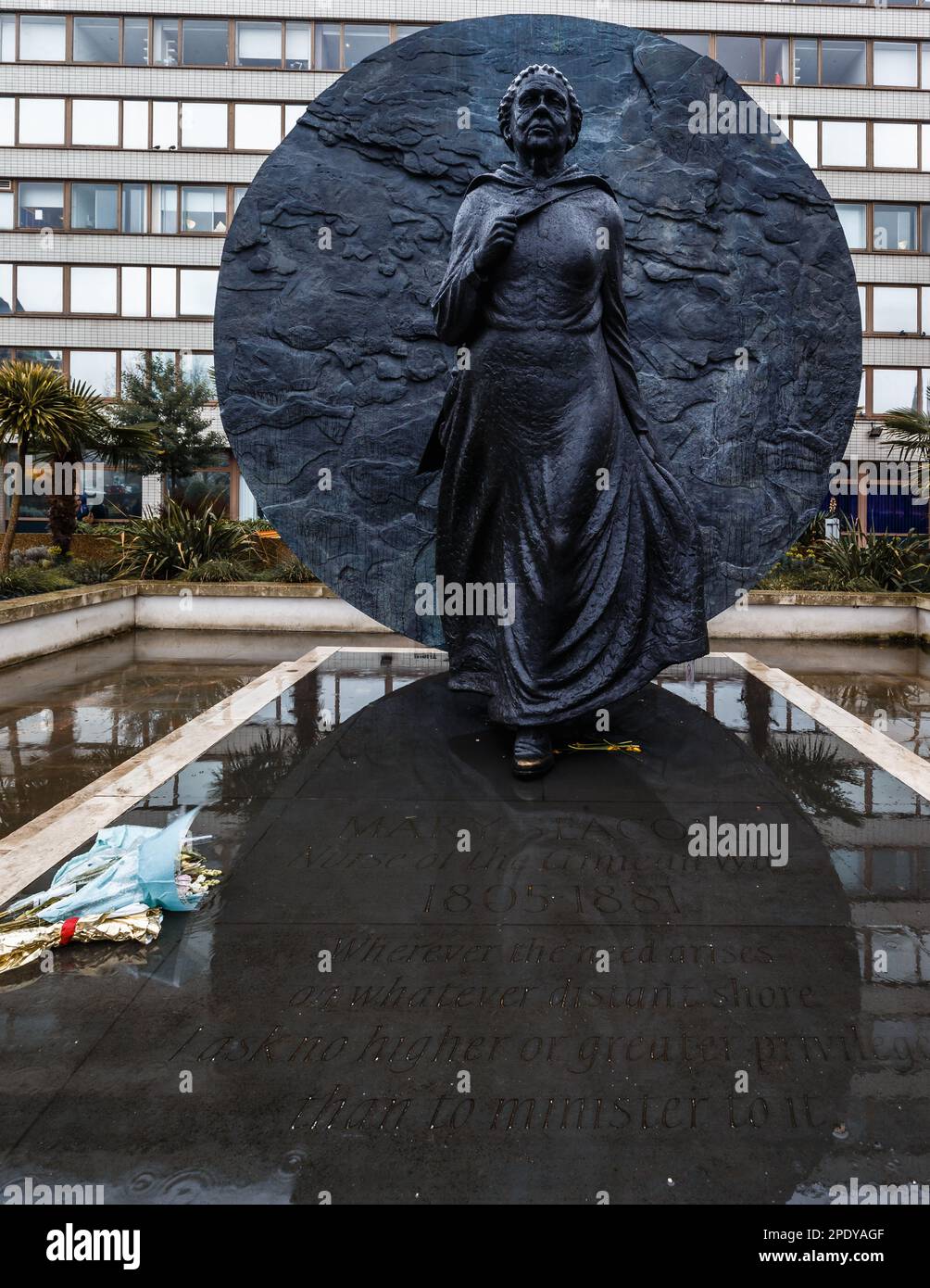 Eine Statue der britisch-jamaikanischen Krankenschwester Mary Jane Seacole in Westminster, die während des Krimkriegs das „British Hotel“ hinter den Linien errichtet hat. Stockfoto