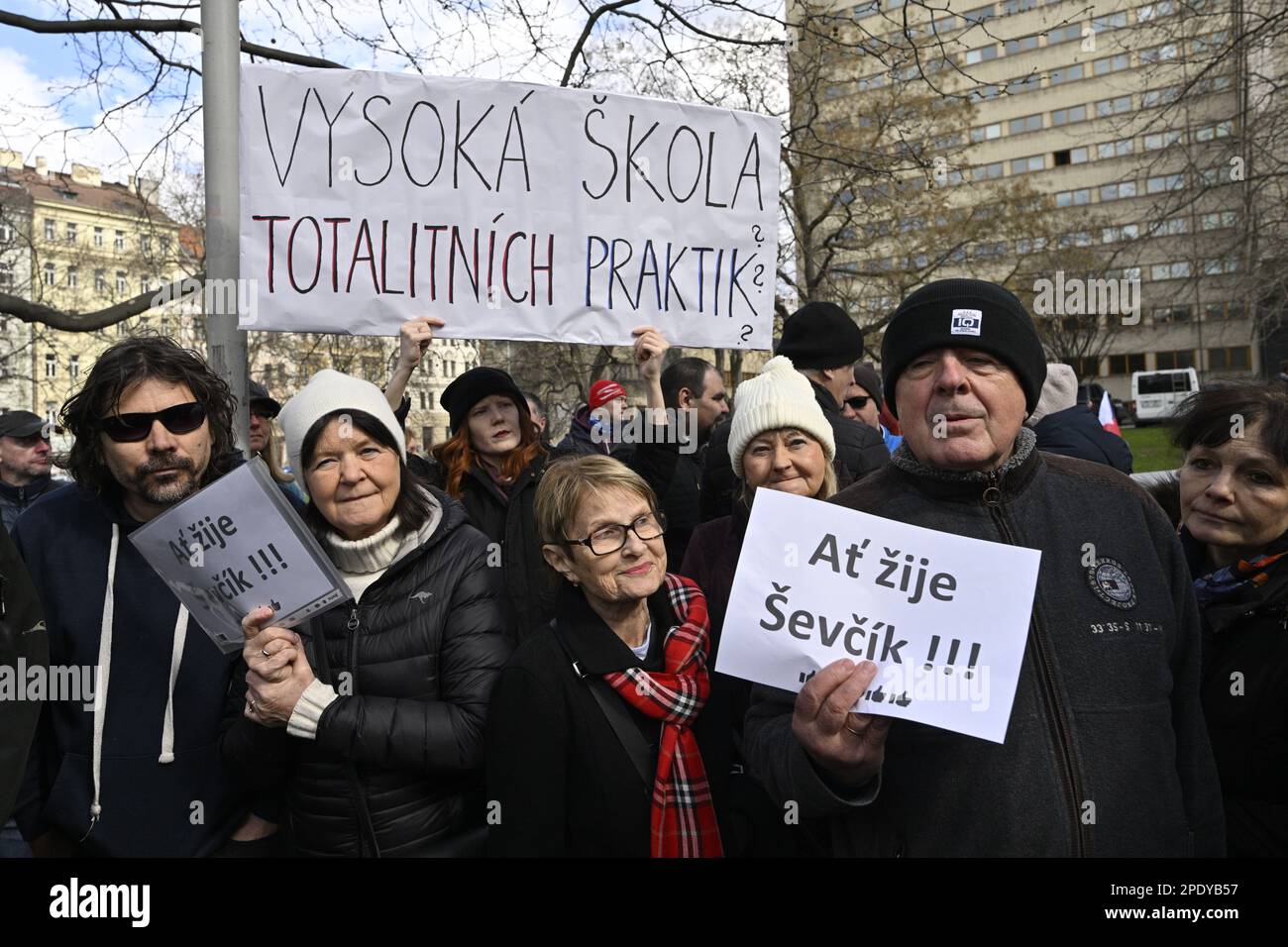 Prag, Tschechische Republik. 15. März 2023. Befürworter der Wirtschaftsfakultät Dean Miroslav Sevcik bei der Demonstration zu seinem Rücktritt, organisiert von VSE-Studenten in Prag, Tschechische Republik, 15. März 2023. Die Prager Universität für Wirtschaft und Wirtschaft (VSE) will ihn wegen seiner langfristigen öffentlichen Darbietungen entlassen. Kredit: VIT Simanek/CTK Photo/Alamy Live News Stockfoto