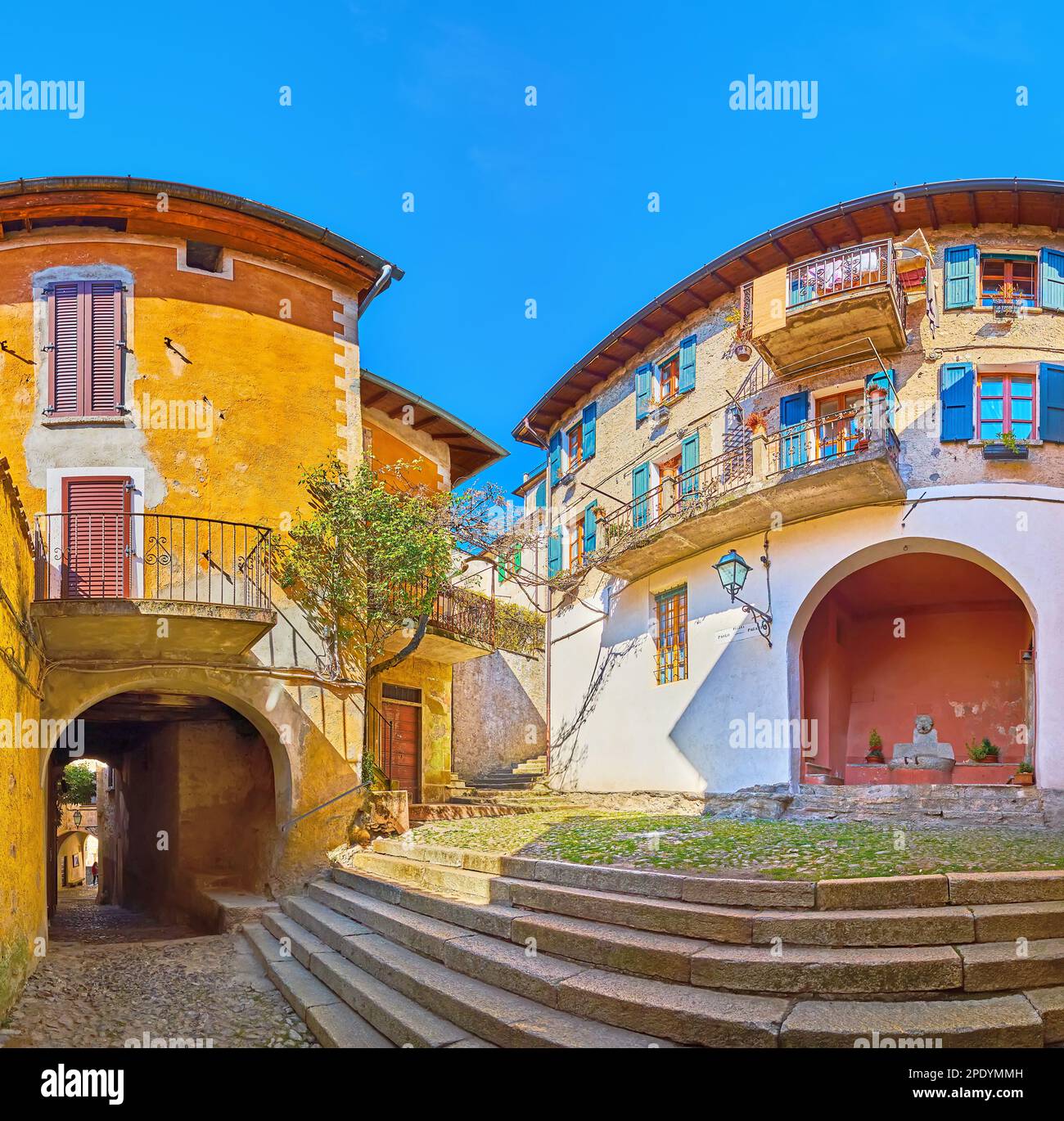 Panoramablick auf das mittelalterliche schäbige Wohnhaus Piazza Paolo Pagani, Castello, Valsolda, Italien Stockfoto