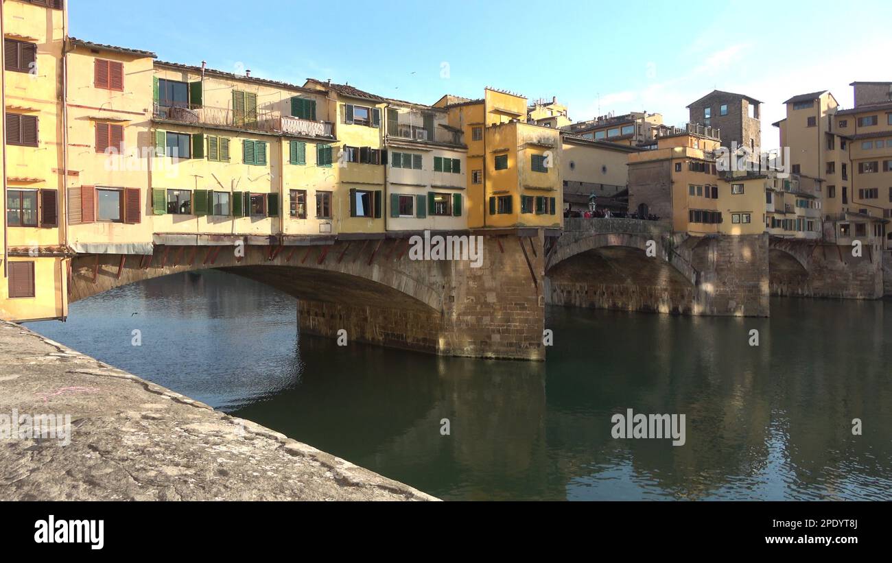 Die Ponte Vecchio, eine alte Segmentbogenbrücke mit Geschäften und Wohnungen über dem Fluss Arno, in Florenz, Italien. Stockfoto