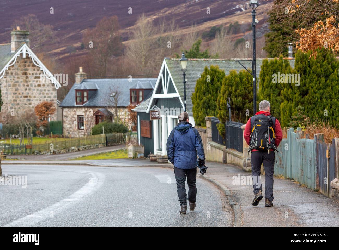 Touristenwanderung im Dorf Braemar in Aberdeenshire, Schottland Stockfoto