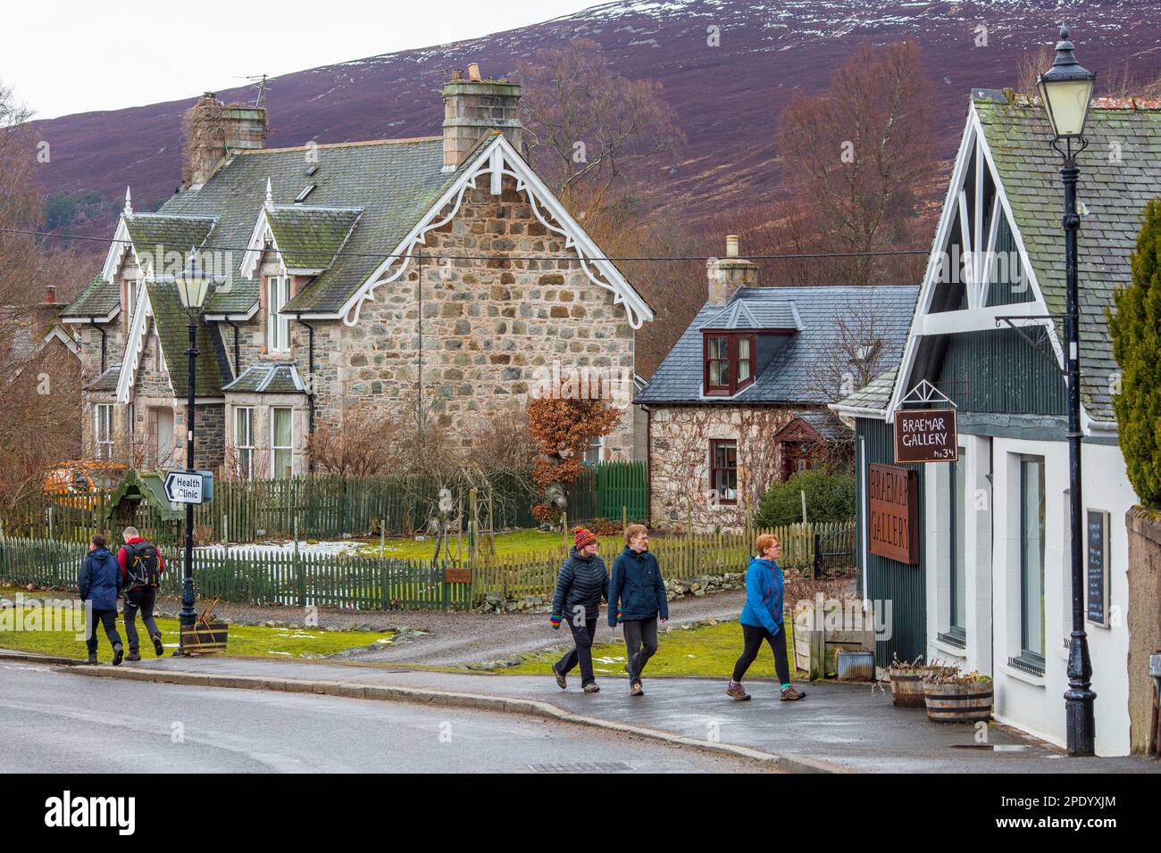 Touristenwanderung im Dorf Braemar in Aberdeenshire, Schottland Stockfoto