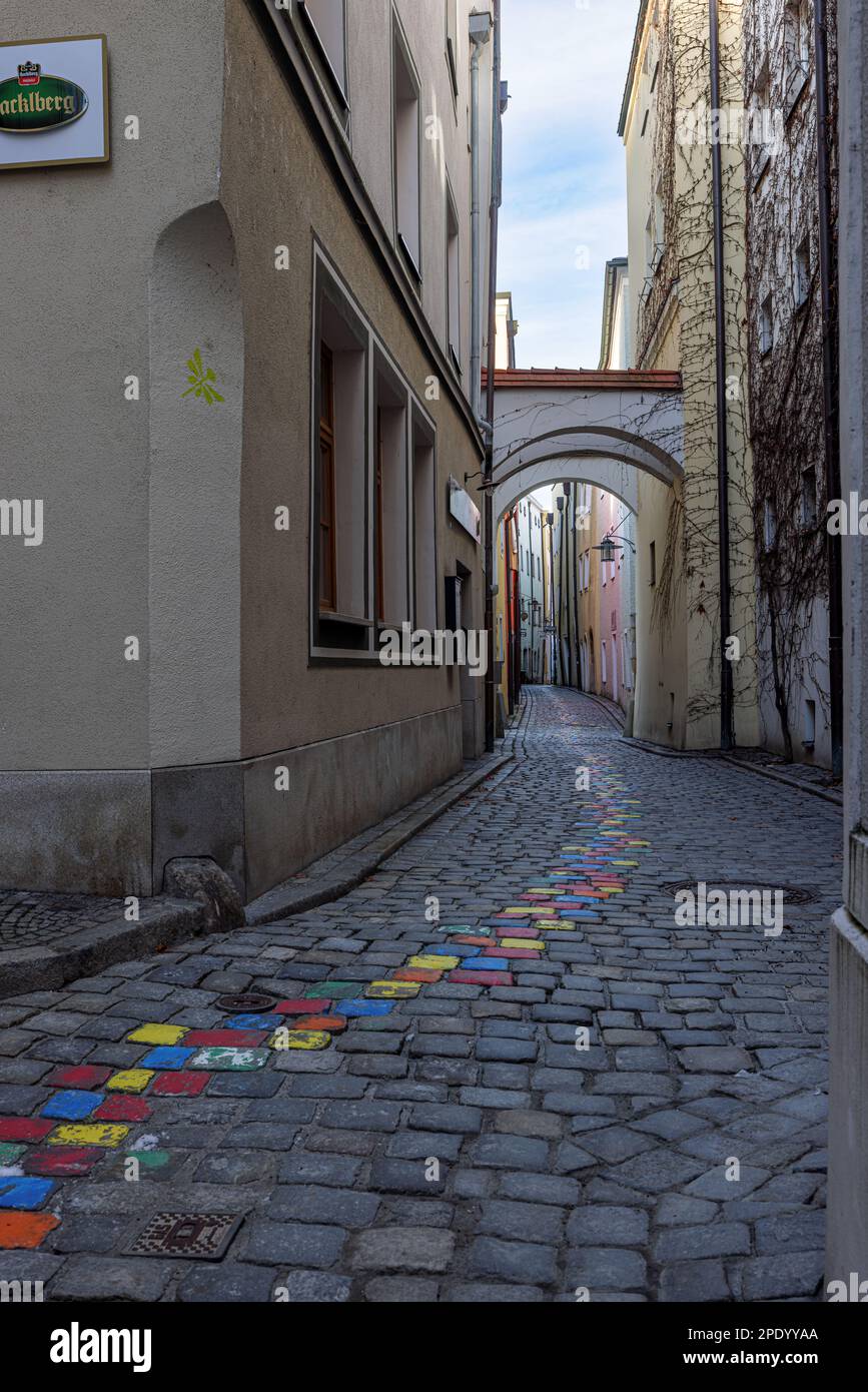 Die Hoellgasse, eine schmale Straße in der Altstadt von Passau, Bayern. Stockfoto