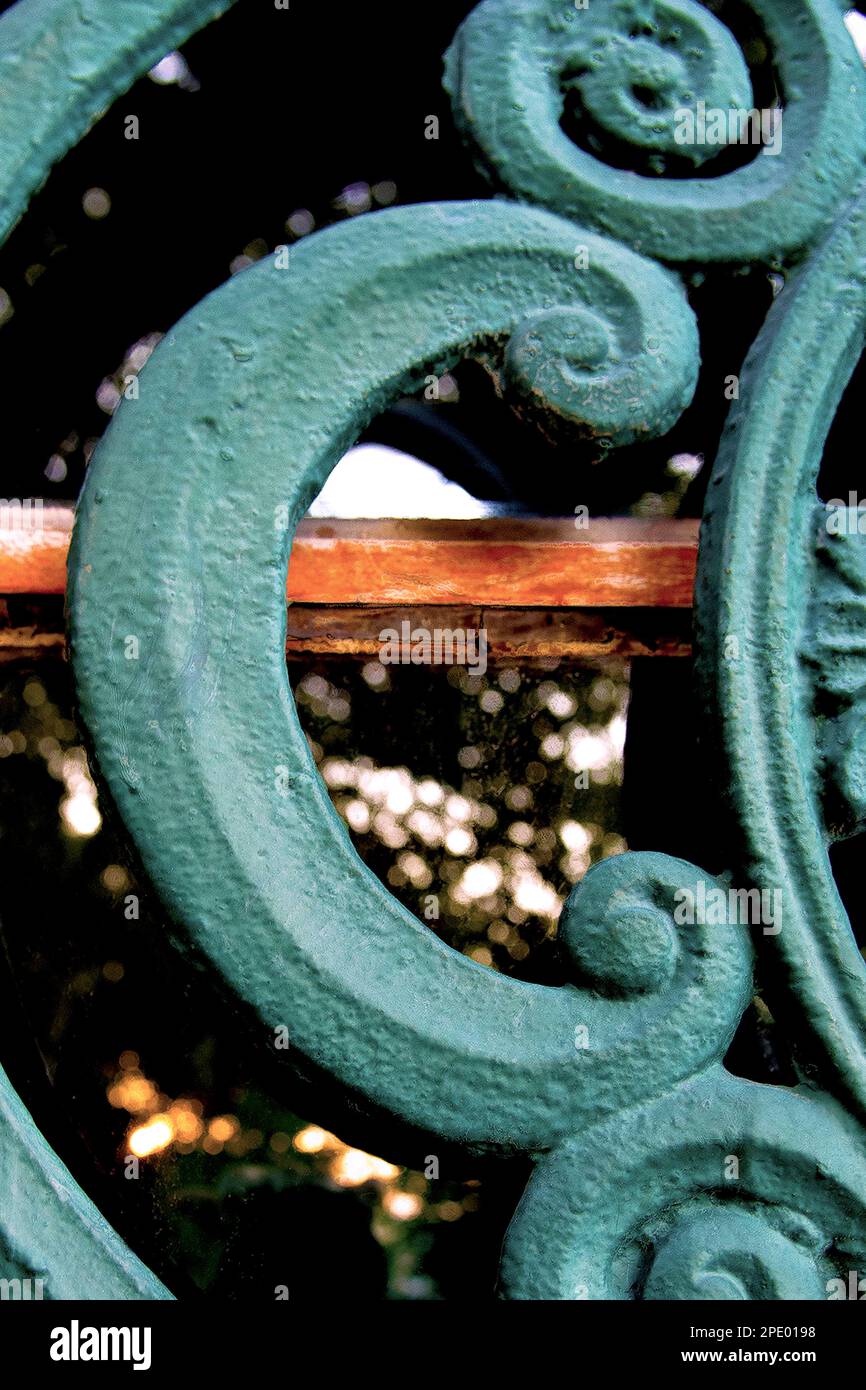 Ein dekorativer Tisch oder Zaun aus Metall mit einem komplexen Muster aus Wirbeln, Kreisen und anderen Formen Stockfoto
