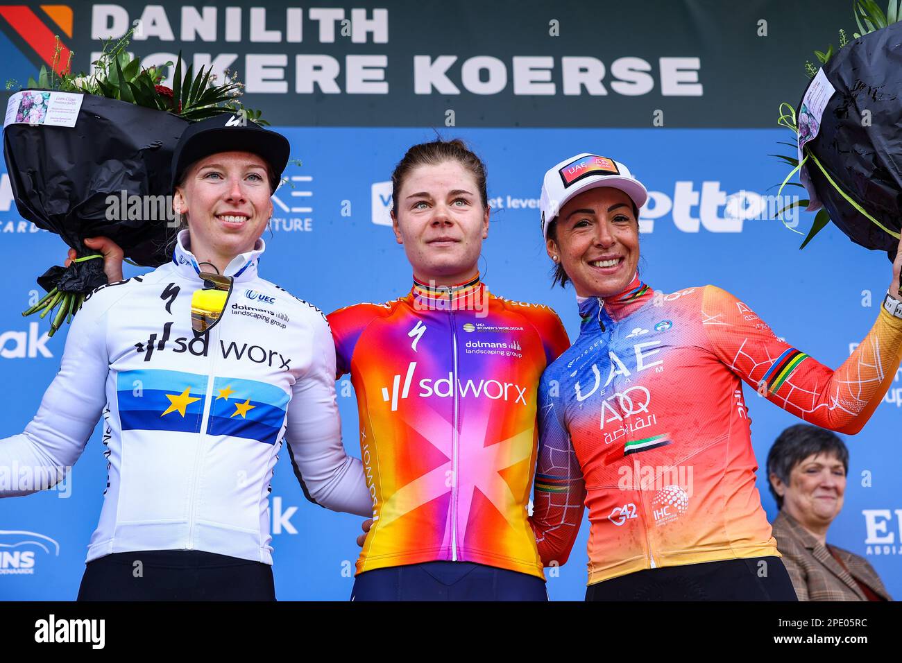 Nokere, Mittwoch, 15. März 2023. Niederländische Lorena Wiebes von SD Worx, belgische Lotte Kopecky von SD Worx und italienische Marta Bastianelli vom Team ADQ der Vereinigten Arabischen Emirate, abgebildet auf dem Podium nach dem eintägigen Radrennen „Nokere Koerse“, 129,1 km von Deinze nach Nokere, Mittwoch, 15. März 2023. BELGA FOTO DAVID PINTENS Stockfoto
